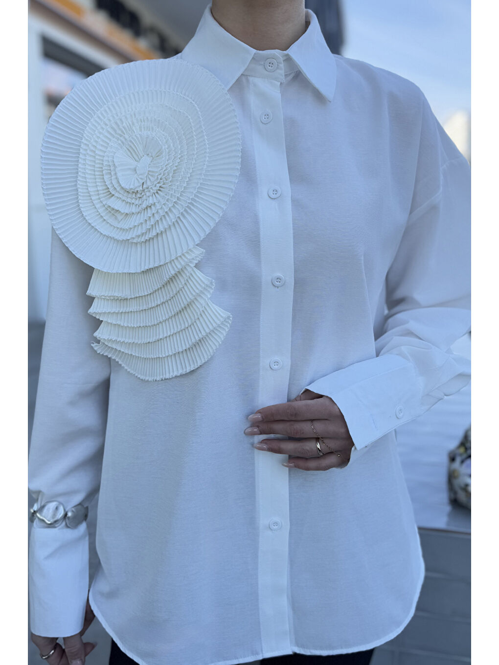 Beyaz Gül Detaylı Tarz Kadın Gömlek-6