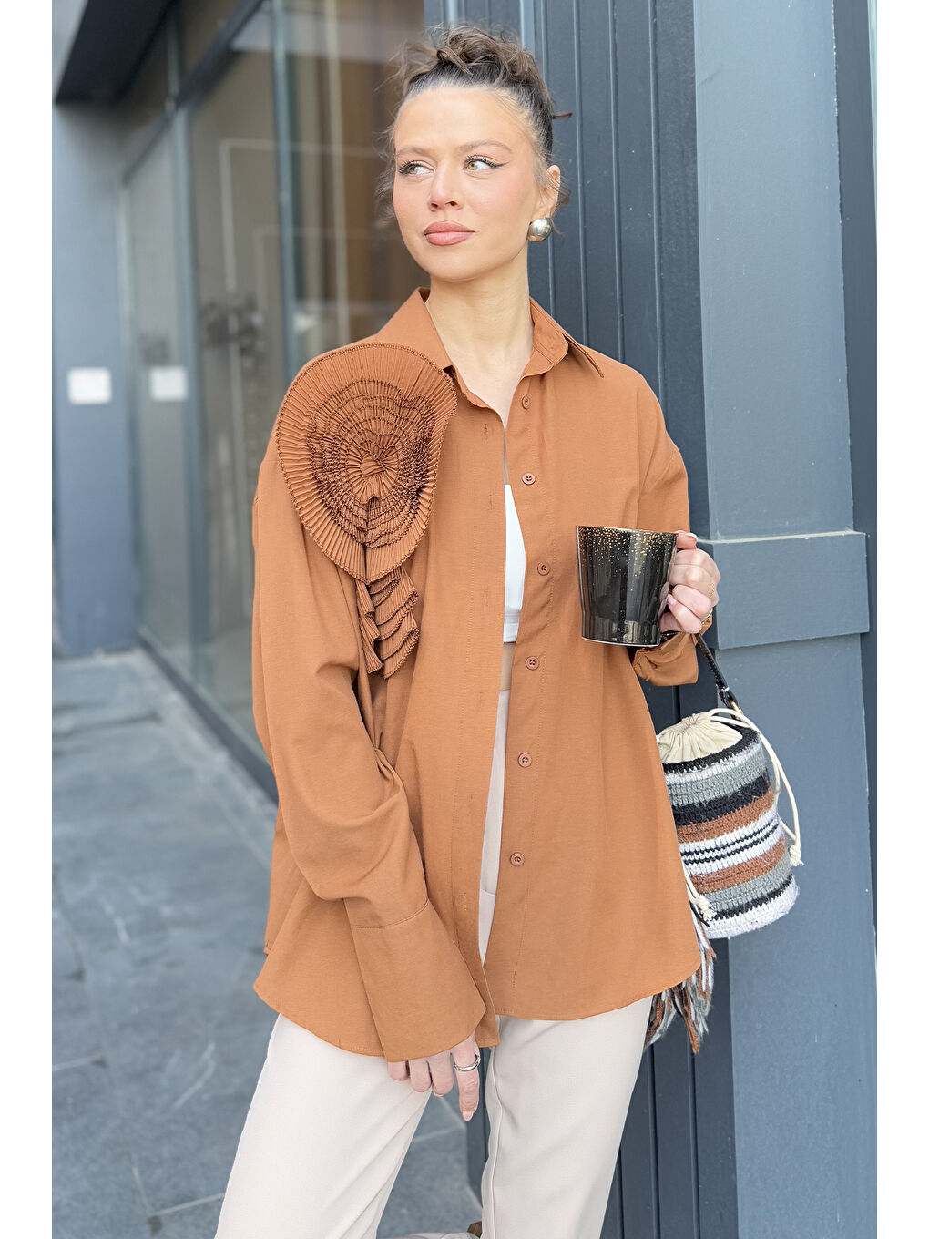 Kahverengi Gül Detaylı Tarz Kadın Gömlek-5