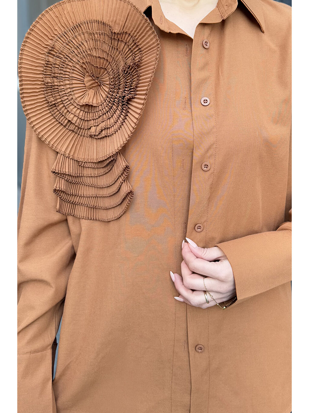 Kahverengi Gül Detaylı Tarz Kadın Gömlek-6