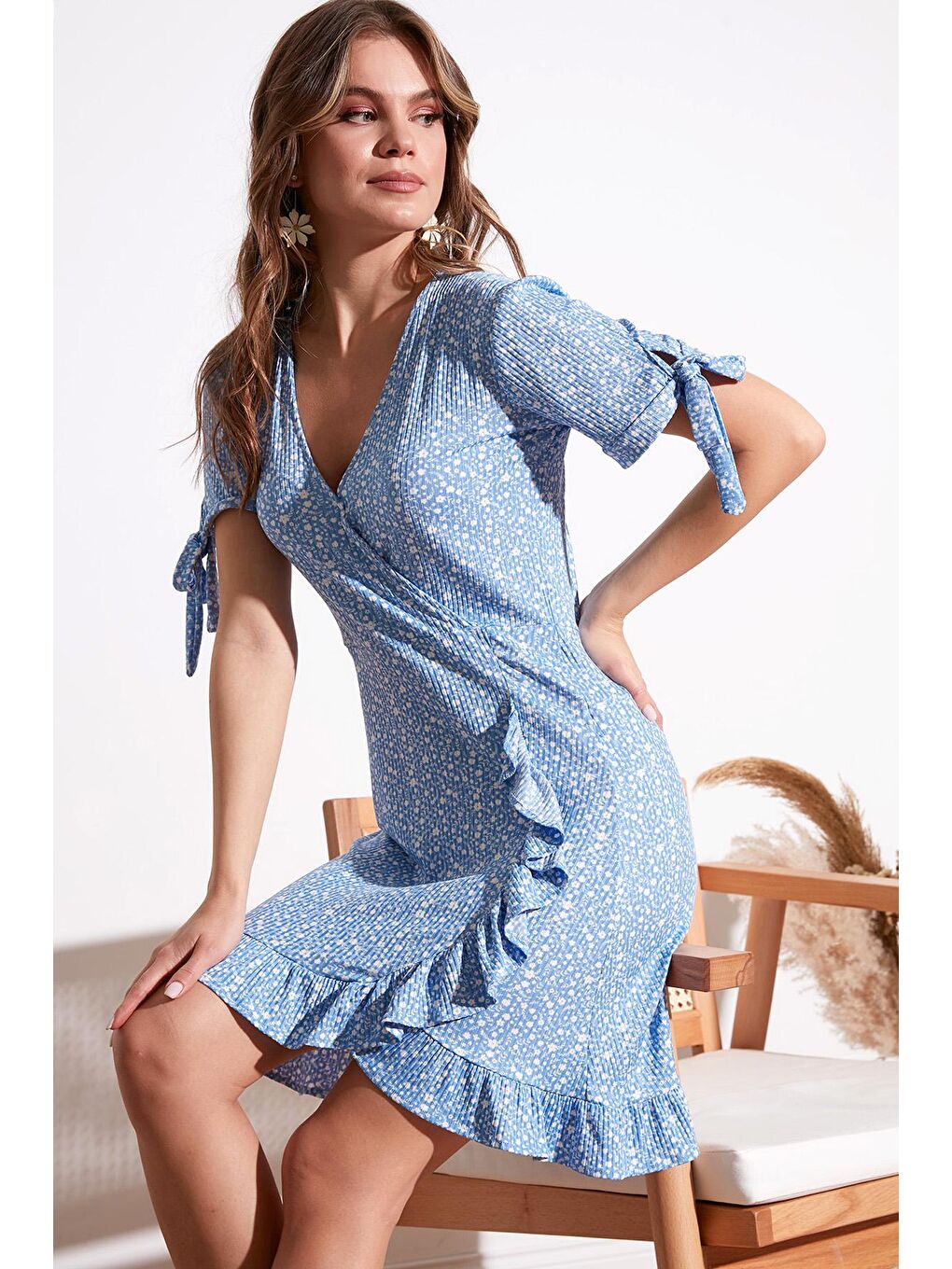 Mavi Dar Kesim Çiçekli Kruvaze Yaka Fırfır Detaylı Mini Elbise 5863719