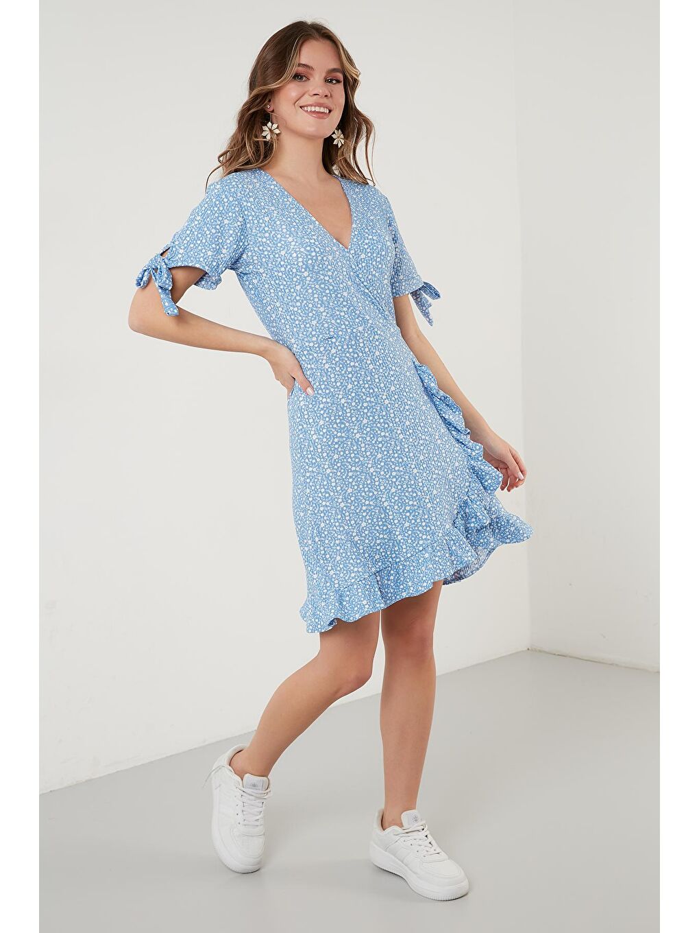 Mavi Dar Kesim Çiçekli Kruvaze Yaka Fırfır Detaylı Mini Elbise 5863719-2