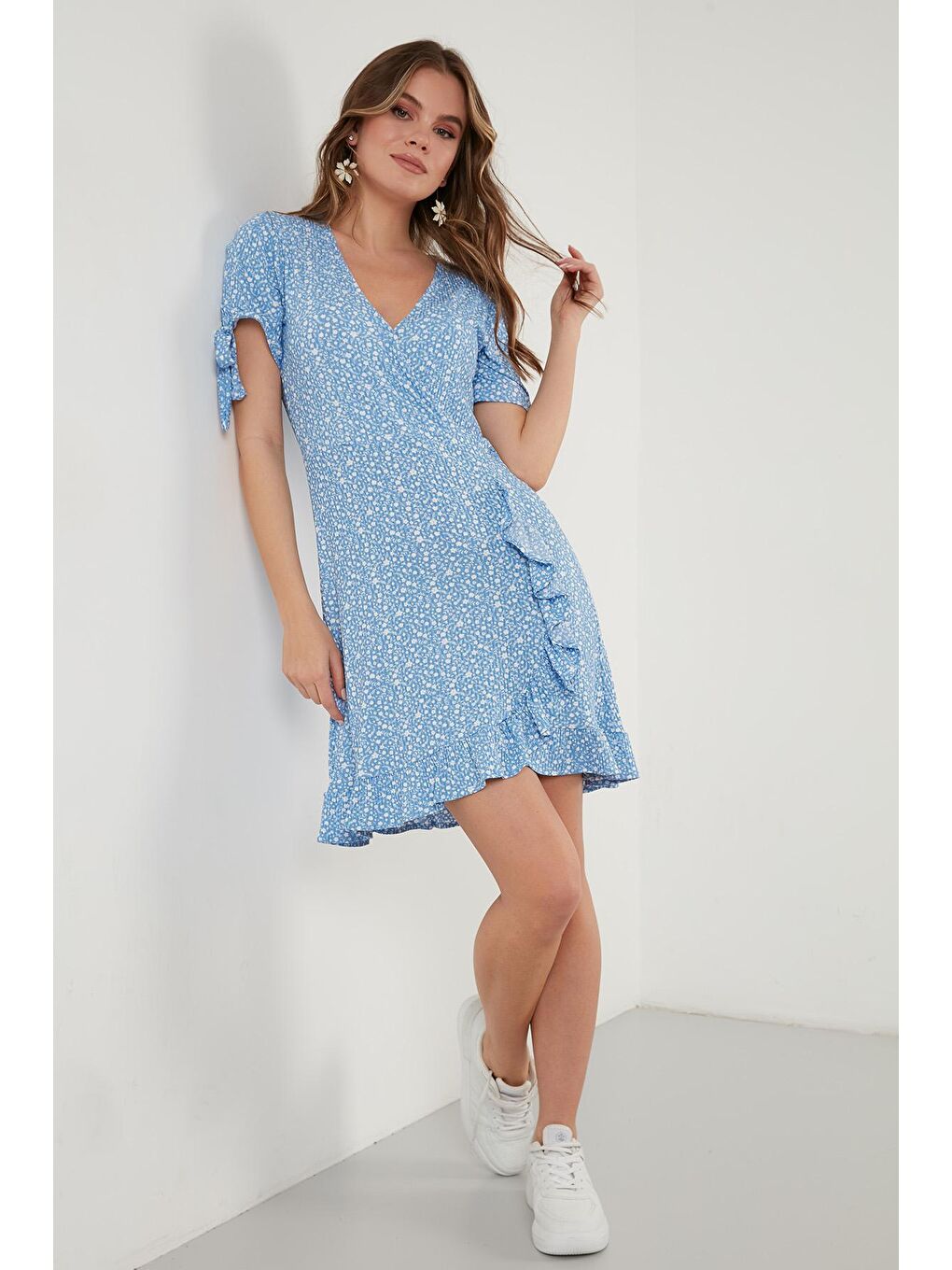 Mavi Dar Kesim Çiçekli Kruvaze Yaka Fırfır Detaylı Mini Elbise 5863719-4