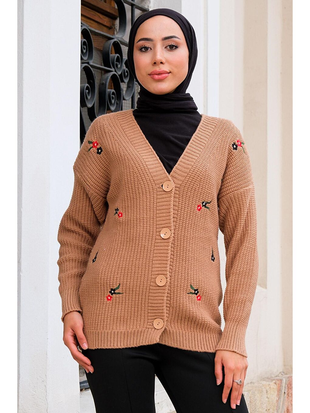 Bej Çiçek Nakışlı Hırka Vizon