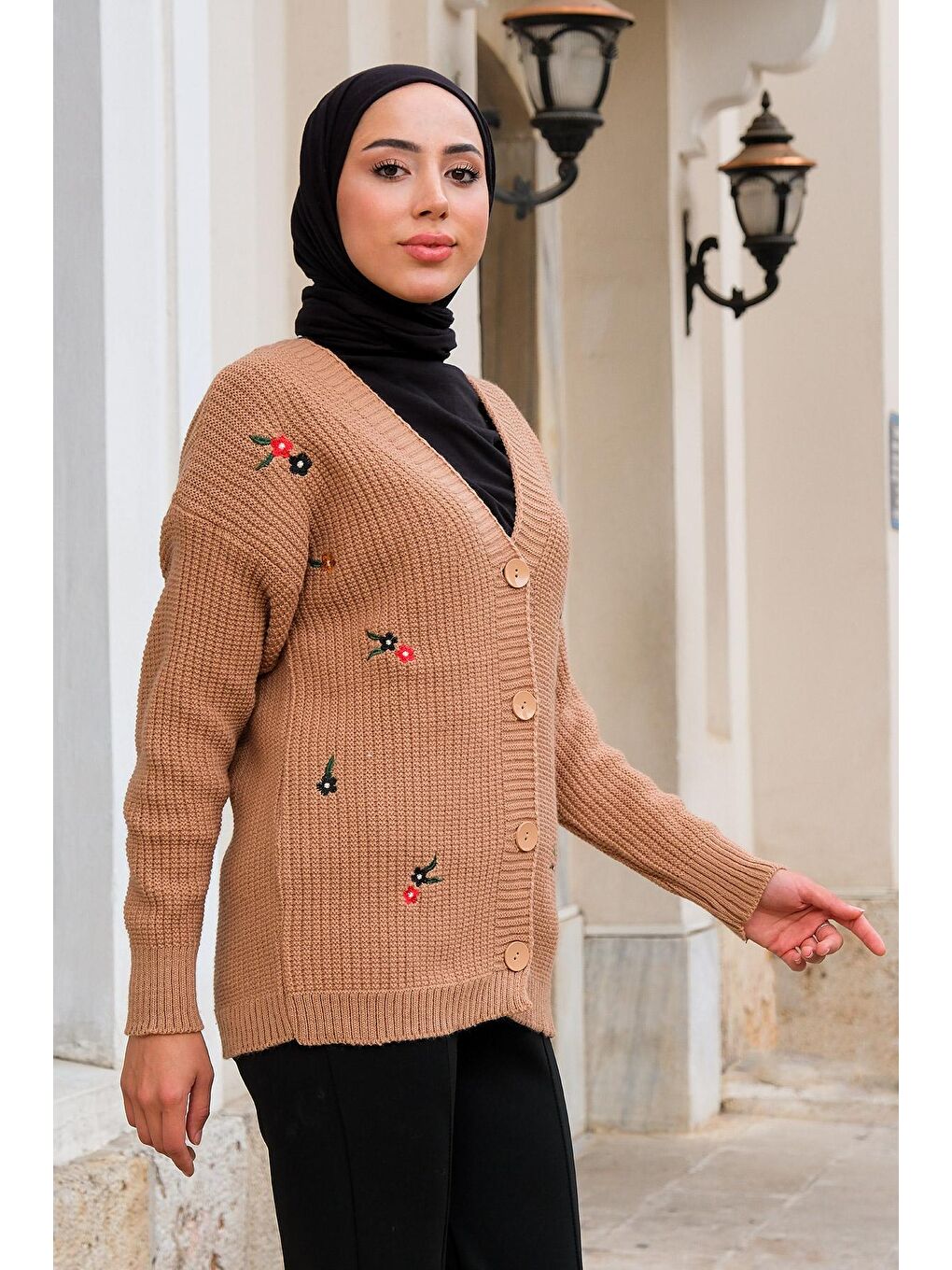 Bej Çiçek Nakışlı Hırka Vizon-1