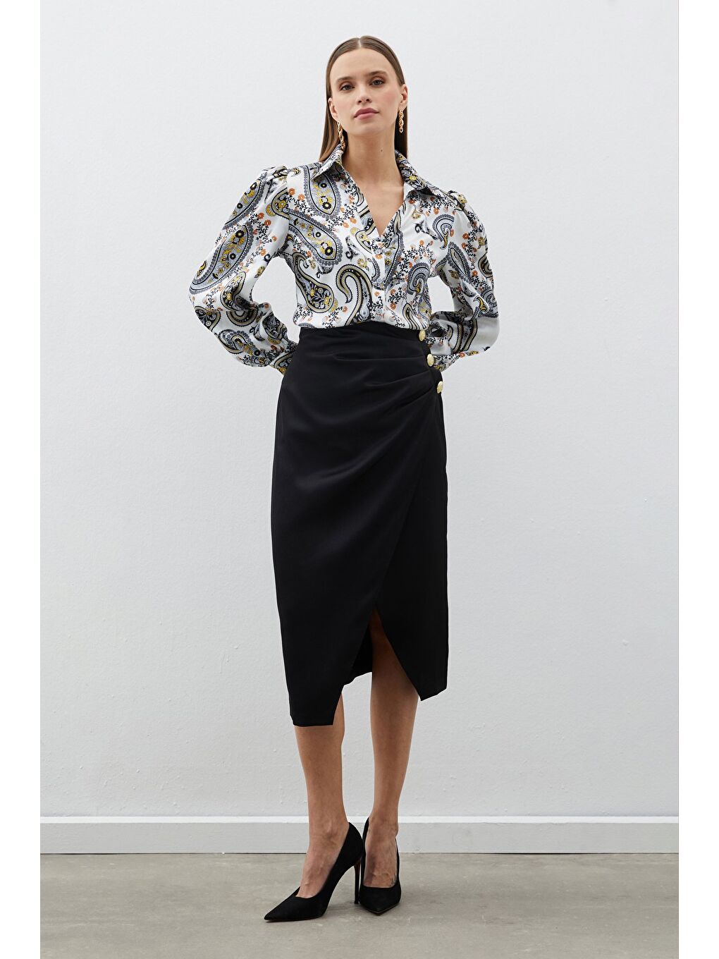 Düğme Aksesuarlı Saten Krep Etek - Siyah-1