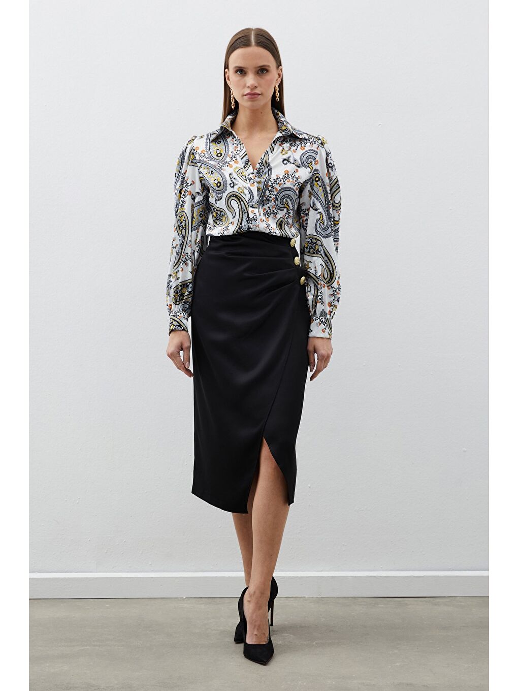 Düğme Aksesuarlı Saten Krep Etek - Siyah-2