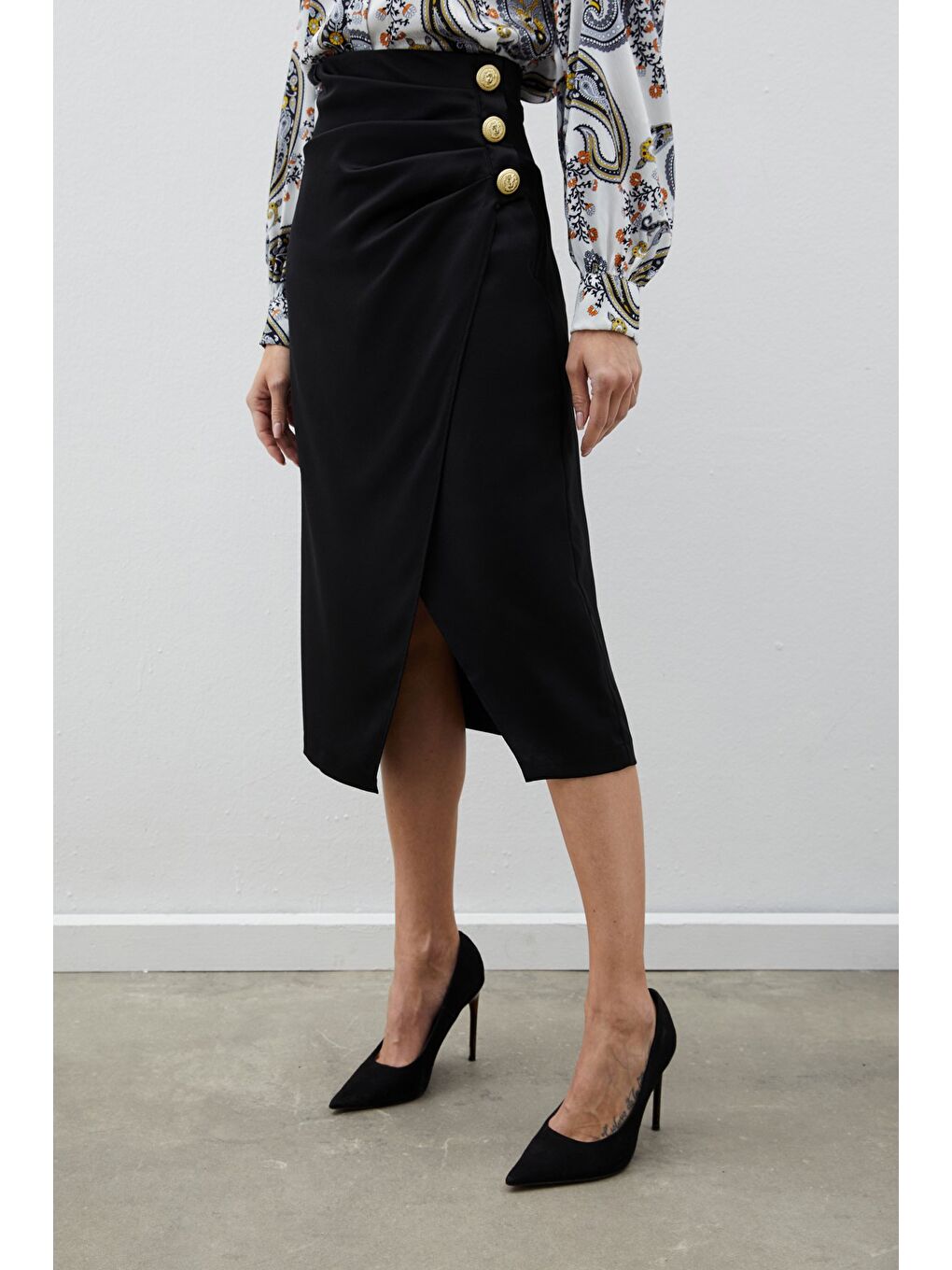 Düğme Aksesuarlı Saten Krep Etek - Siyah-3