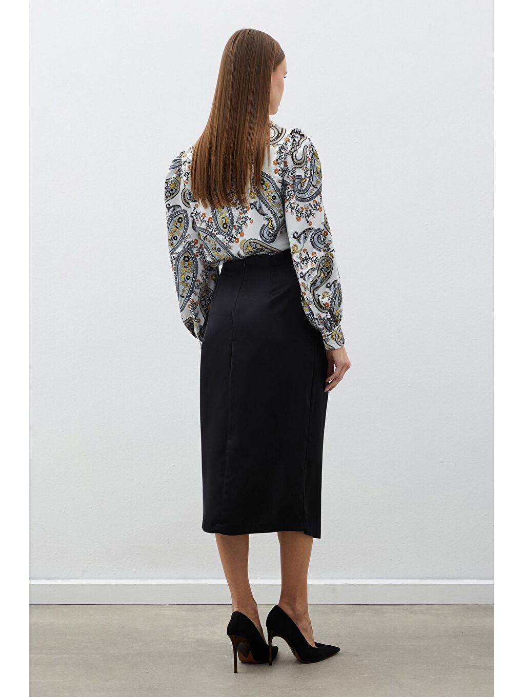 Düğme Aksesuarlı Saten Krep Etek - Siyah-4