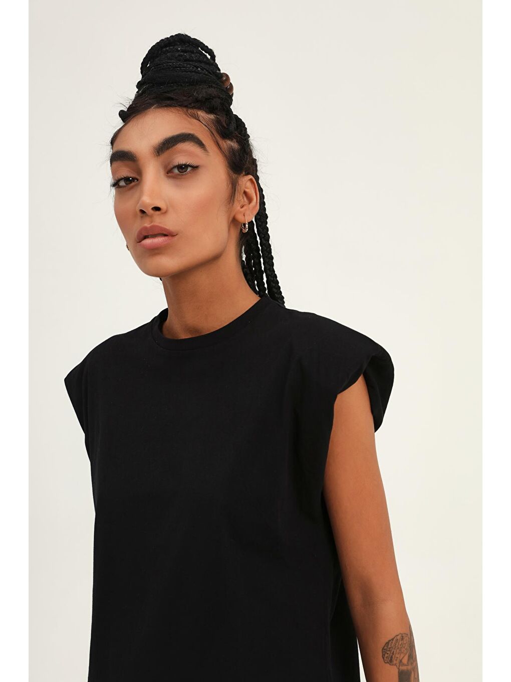 Vatkalı Kolsuz Basic Tişört Siyah-1