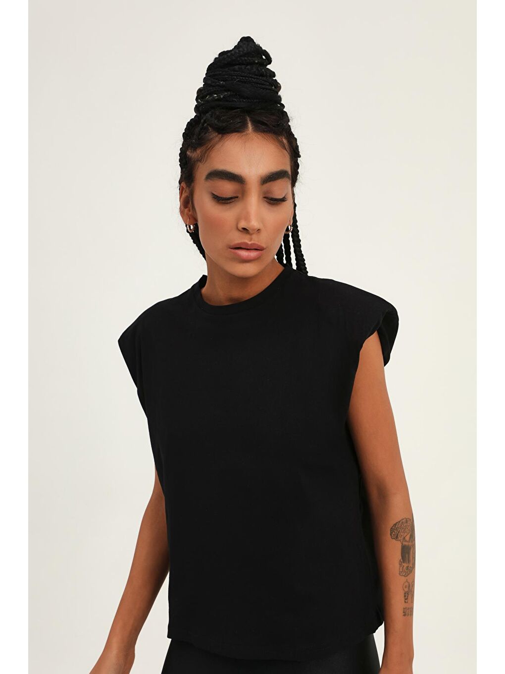 Vatkalı Kolsuz Basic Tişört Siyah-2