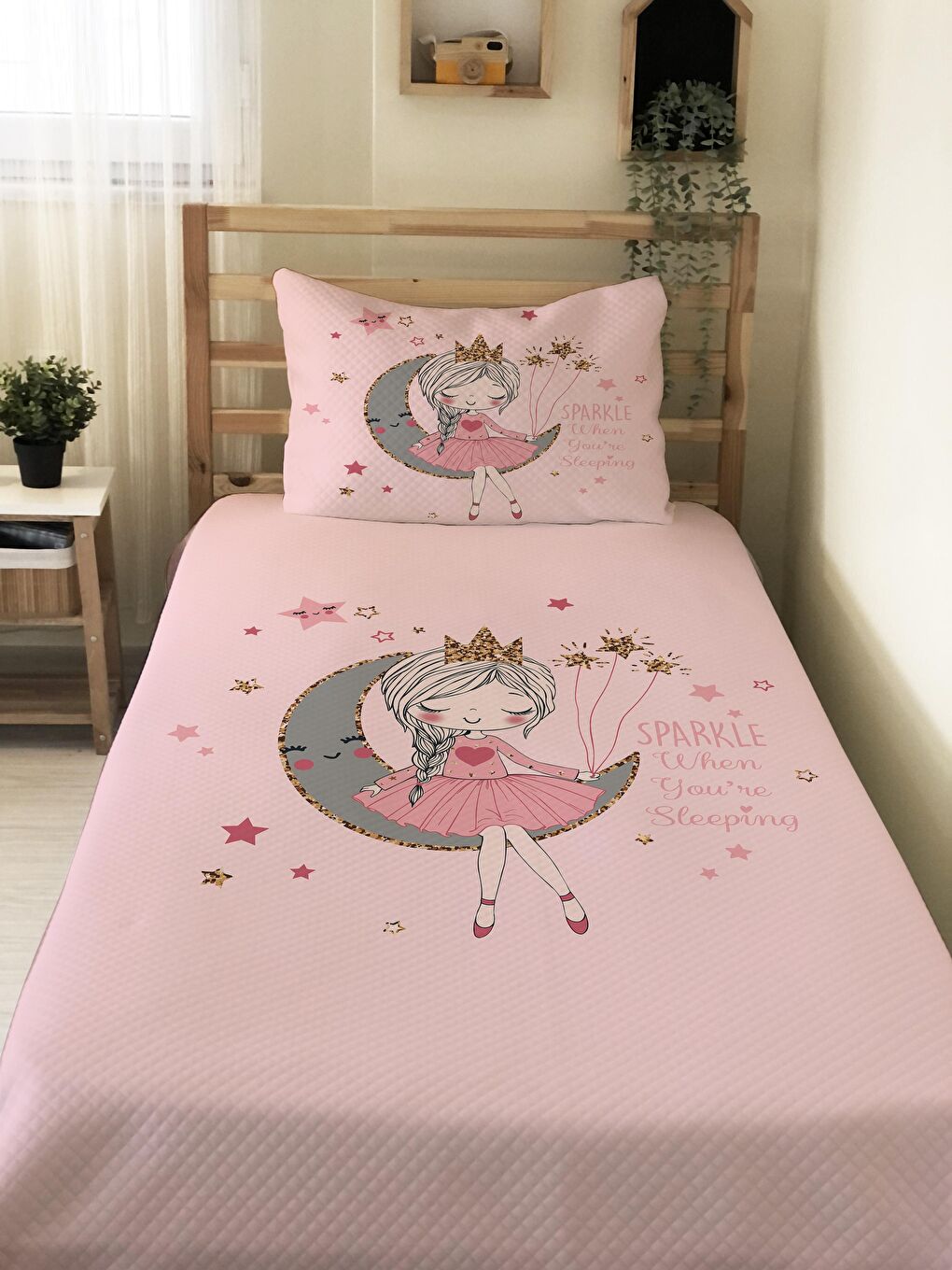 EVMİLA Karışık Pembe Ayda Oturan Kız Desen Tek Kişilik Çocuk Pike Takımı 160x220 cm