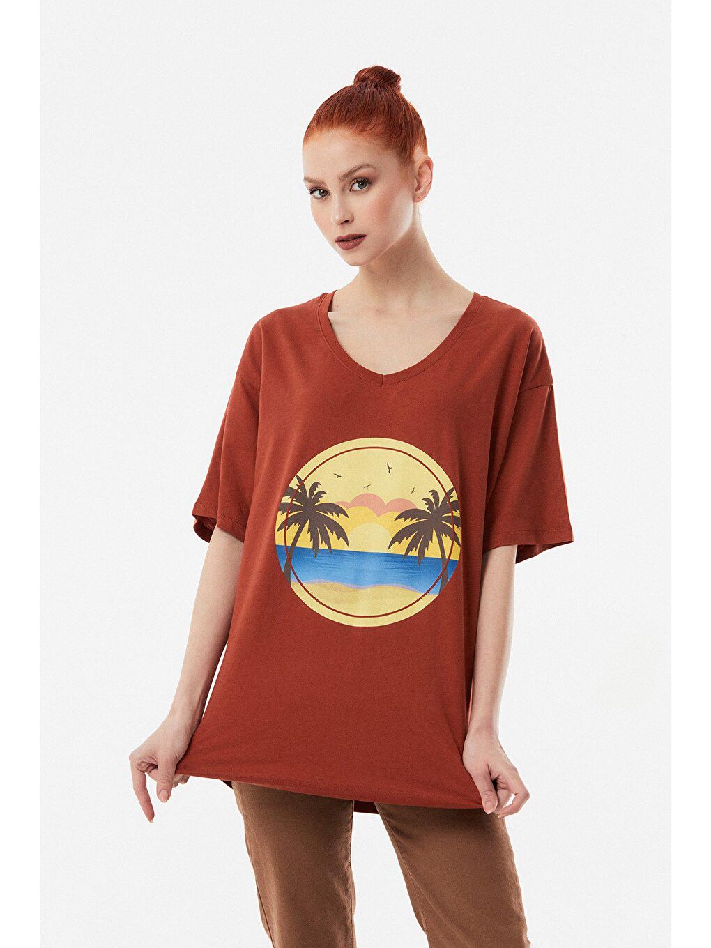 Kahverengi Baskılı V Yaka Salaş Tişört-1