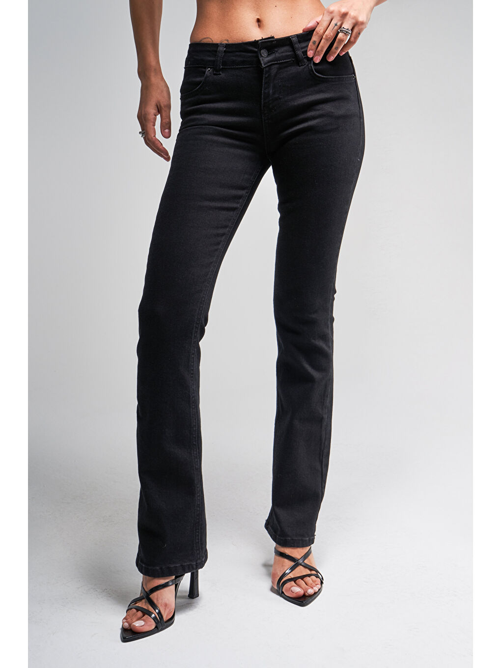 Kadın Siyah Renk Bootcut Fit Orta Bel Elastanlı Denim-5