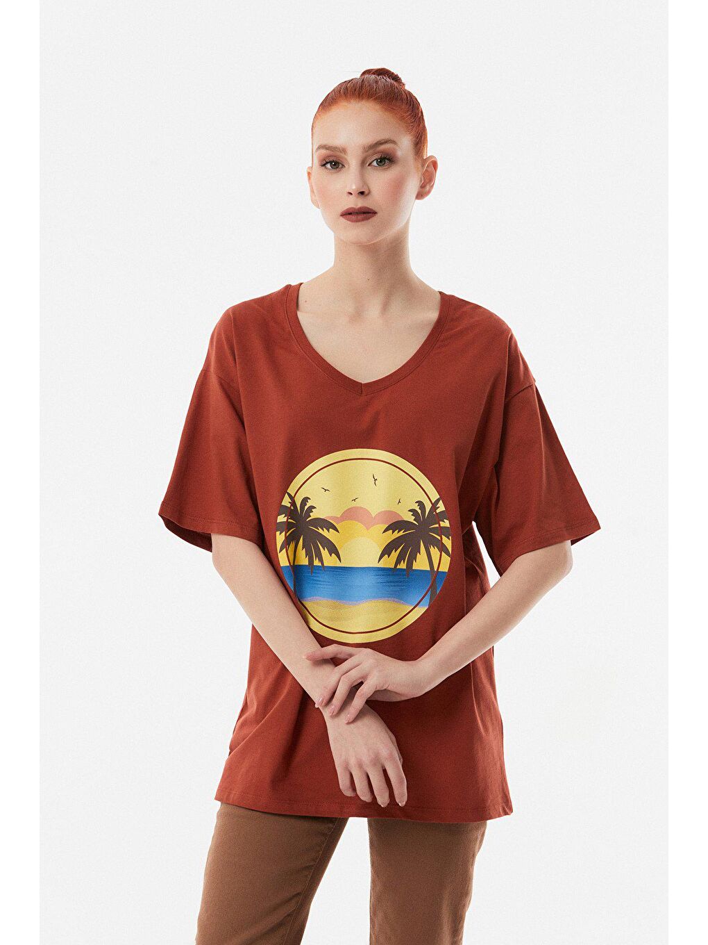 Kahverengi Baskılı V Yaka Salaş Tişört-4