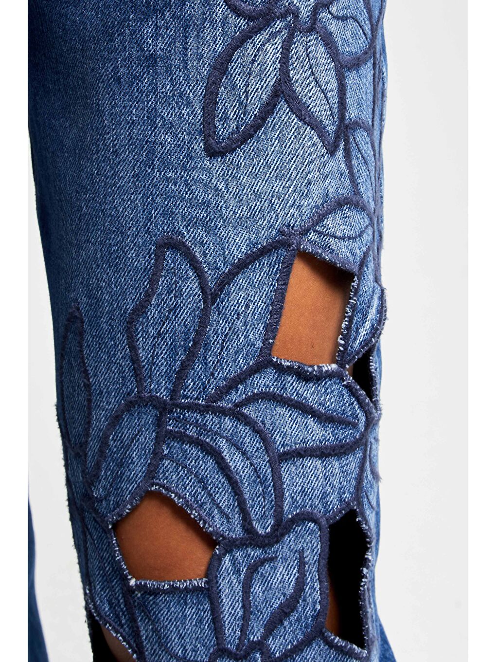 Kadın Koyu Mavi Renk 2w5-5 Loose Fit Viskon Kumaş Çiçek Desen Nakışlı Özel Tasarım Orta Bel Denim Je-3