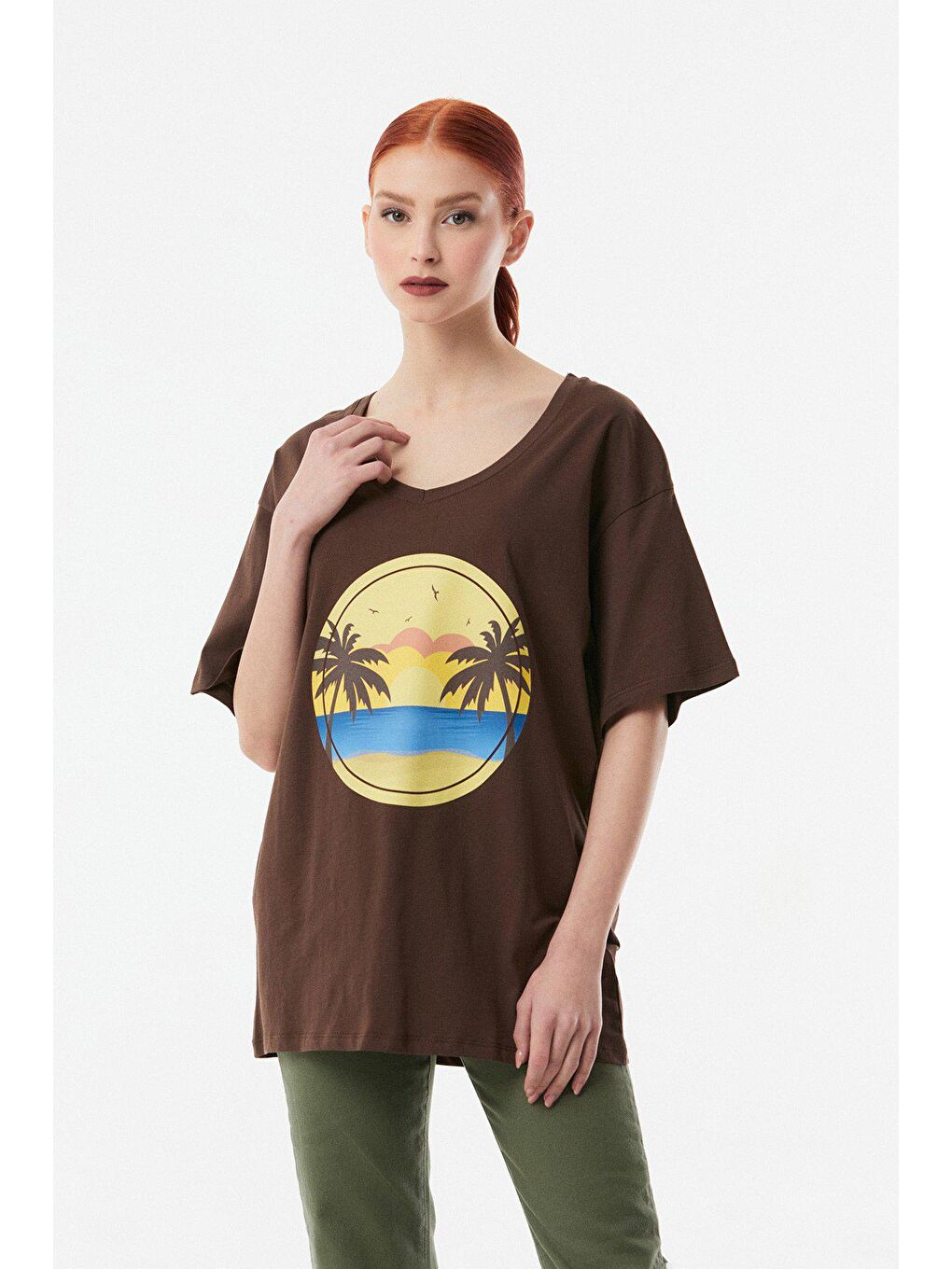 Kahverengi Baskılı V Yaka Salaş Tişört