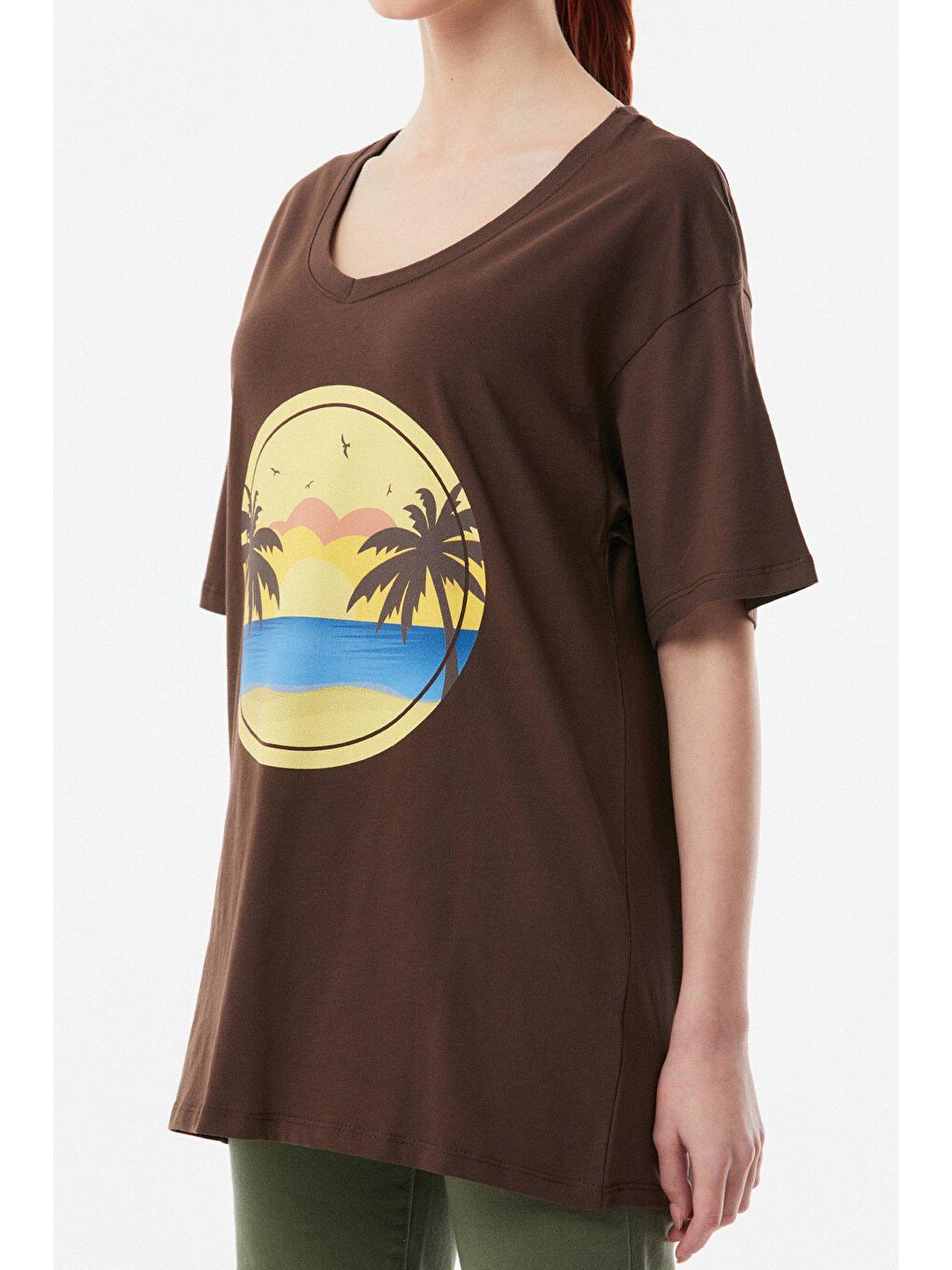 Kahverengi Baskılı V Yaka Salaş Tişört-3