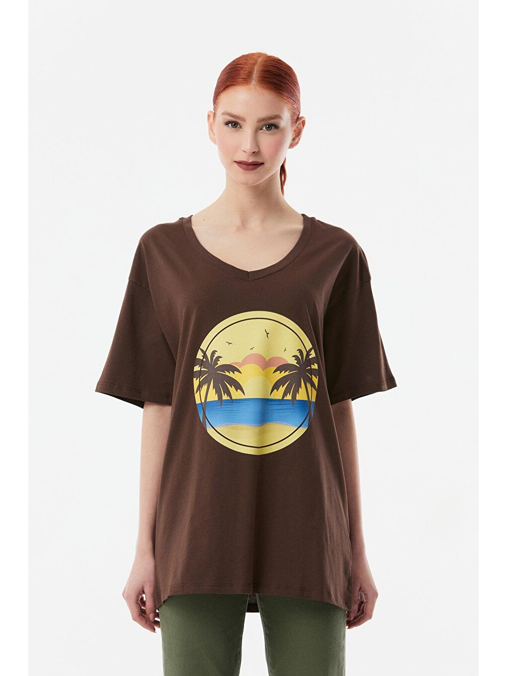 Kahverengi Baskılı V Yaka Salaş Tişört-4