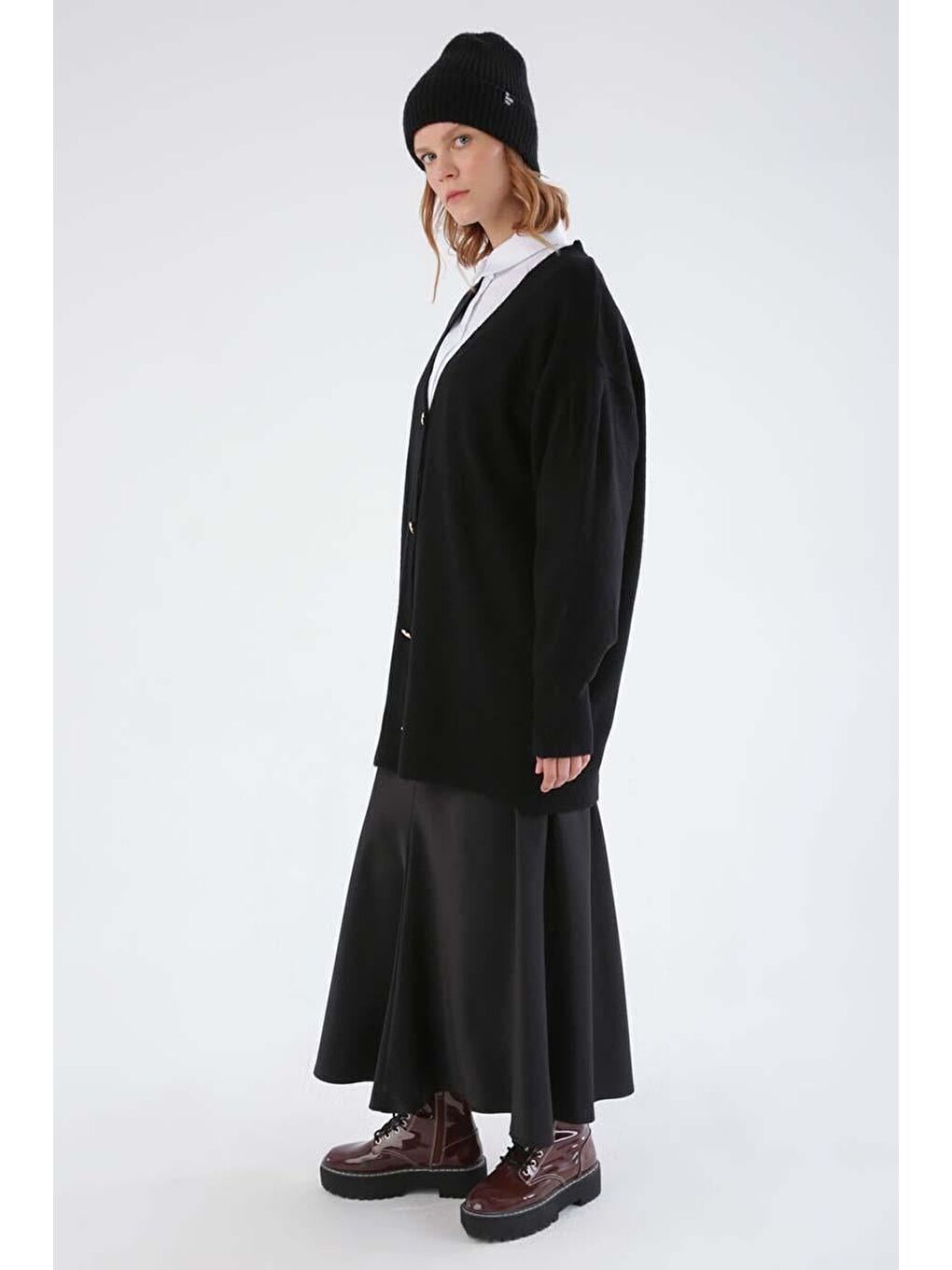 Siyah V Yaka Kalpli Düğmeli Triko Hırka-2