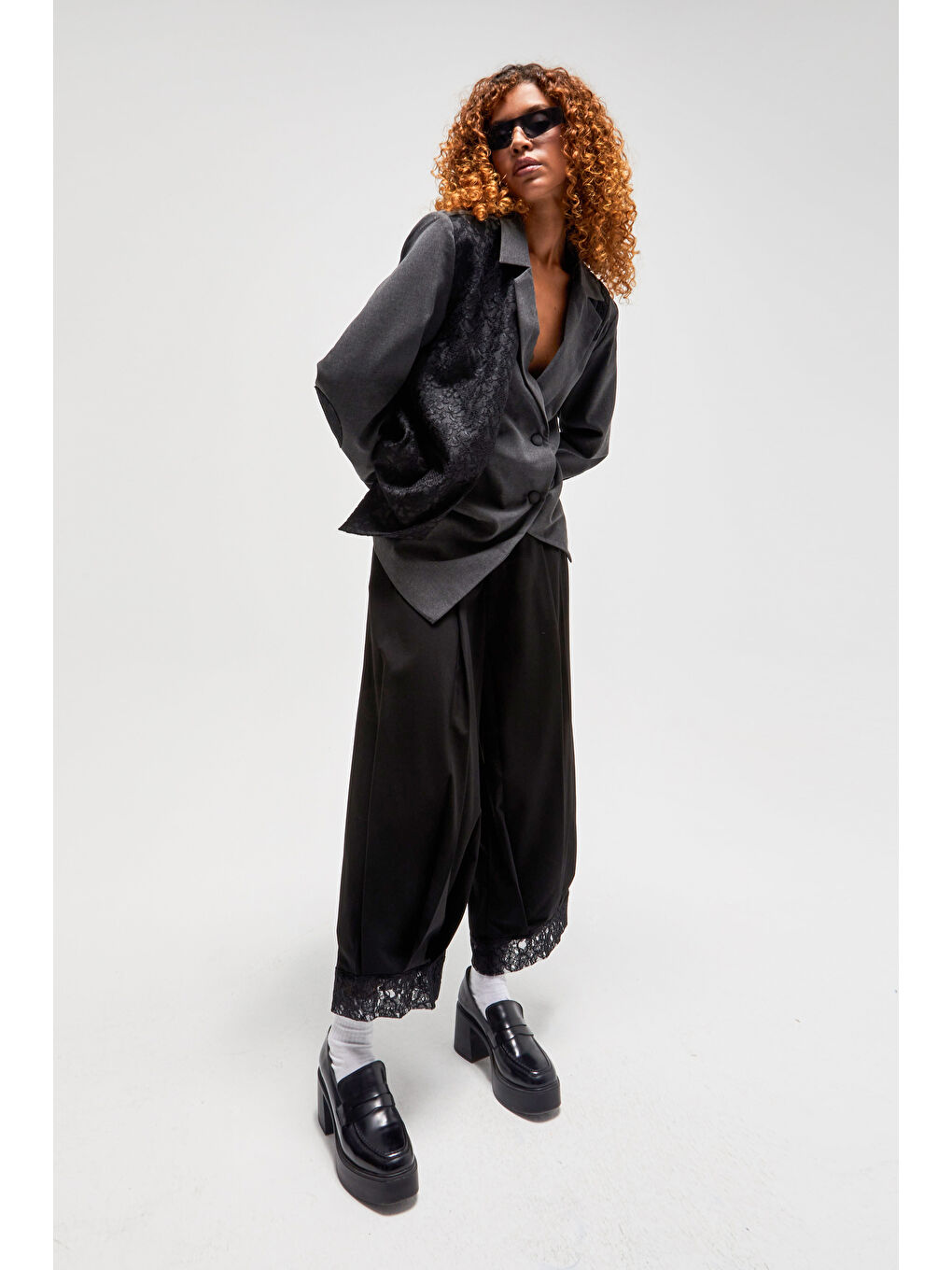 Kadın Siyah Renk Siyah Dantel Detaylı Bol Kesim Özel Tasarım Kumaş Pantolon-3