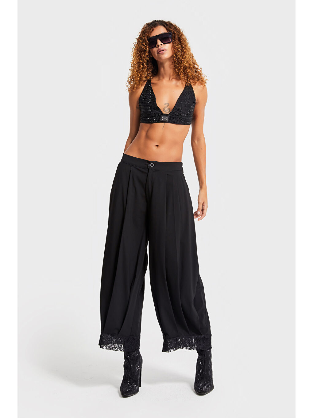 Kadın Siyah Renk Siyah Dantel Detaylı Bol Kesim Özel Tasarım Kumaş Pantolon-4