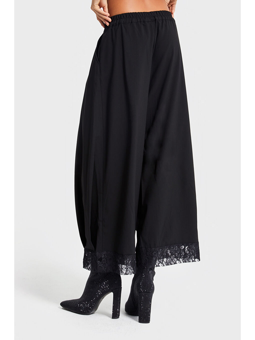 Kadın Siyah Renk Siyah Dantel Detaylı Bol Kesim Özel Tasarım Kumaş Pantolon-5