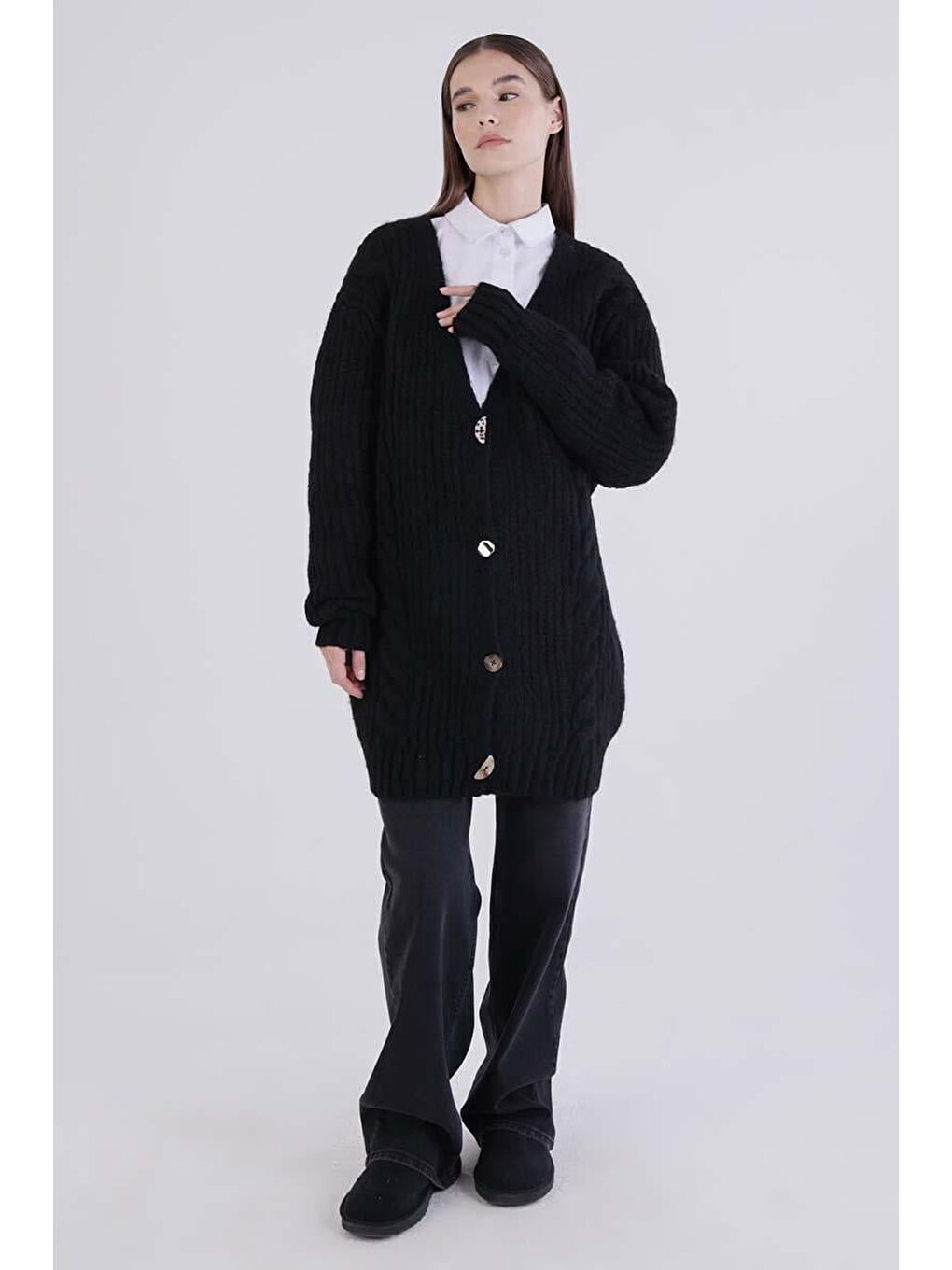 Siyah V Yaka Düğmeli Triko Hırka