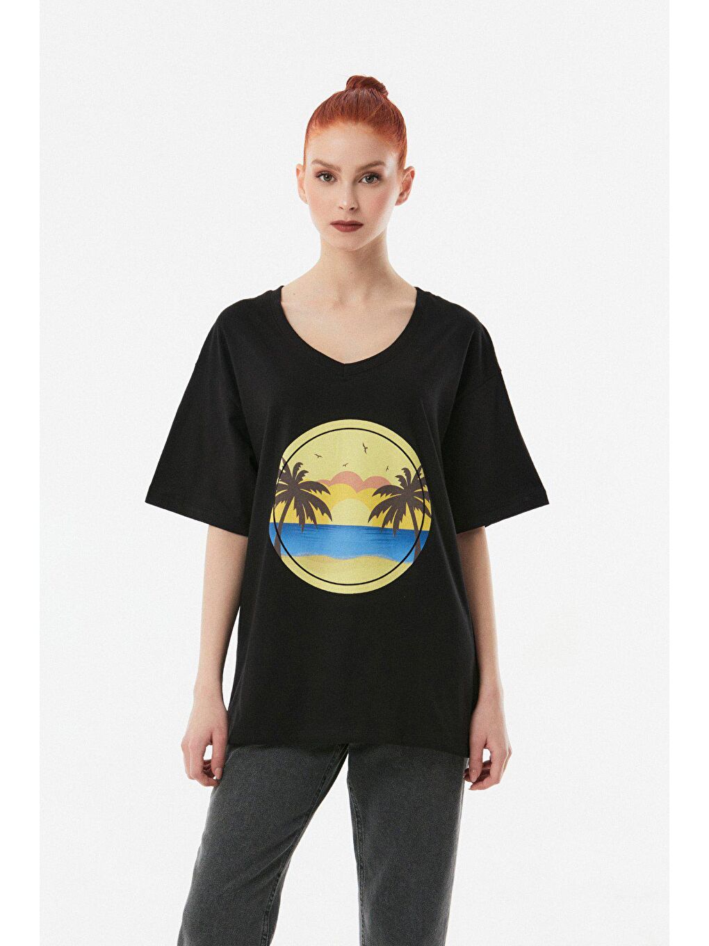 Siyah Baskılı V Yaka Salaş Tişört