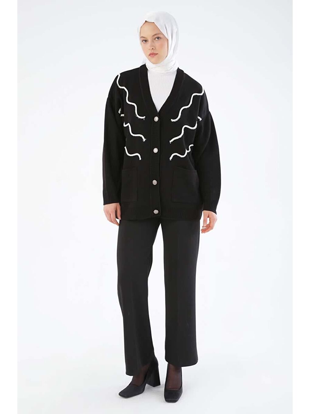 Siyah Püskül Nakışlı V Yaka Triko Hırka