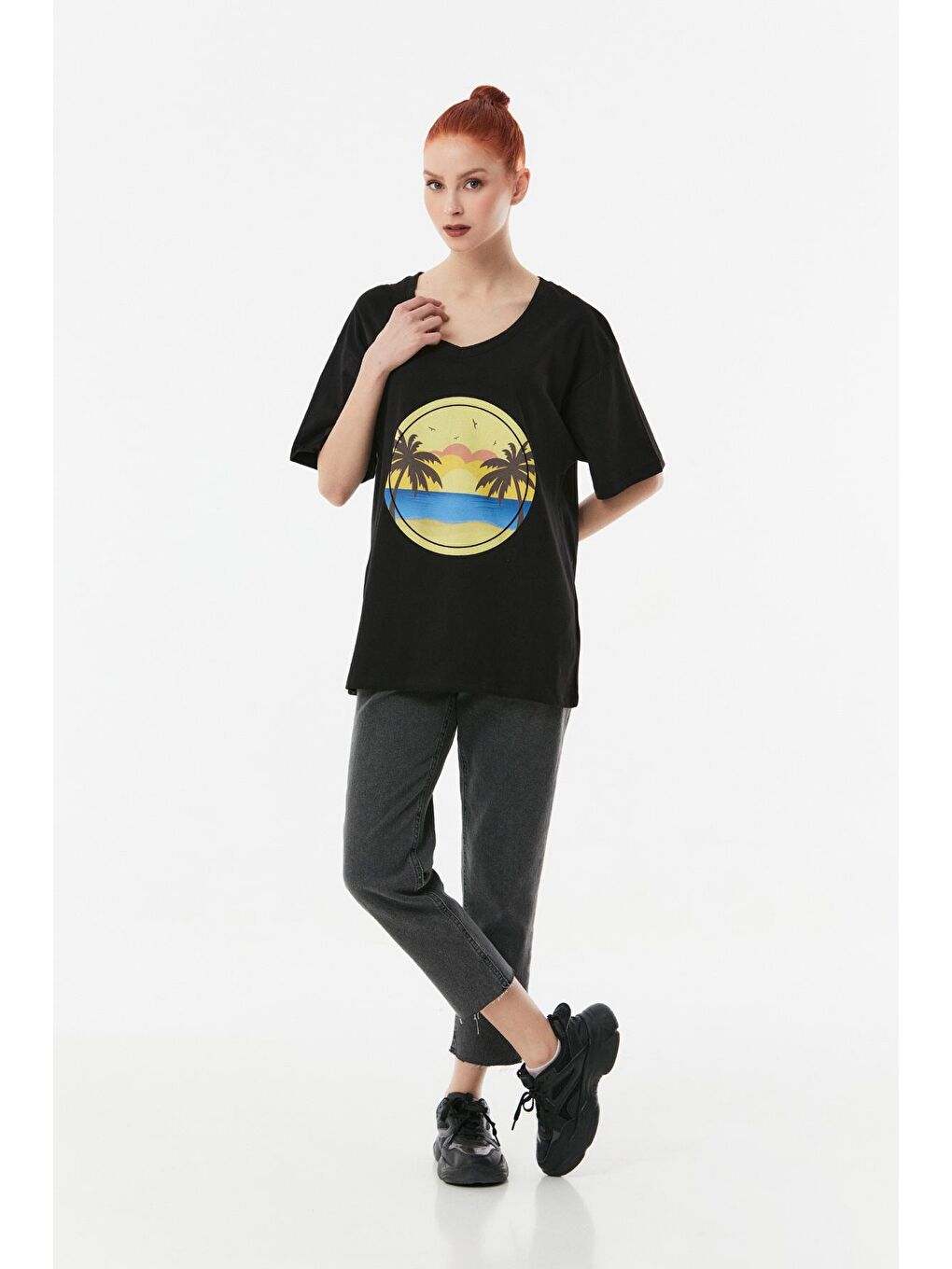 Siyah Baskılı V Yaka Salaş Tişört-1