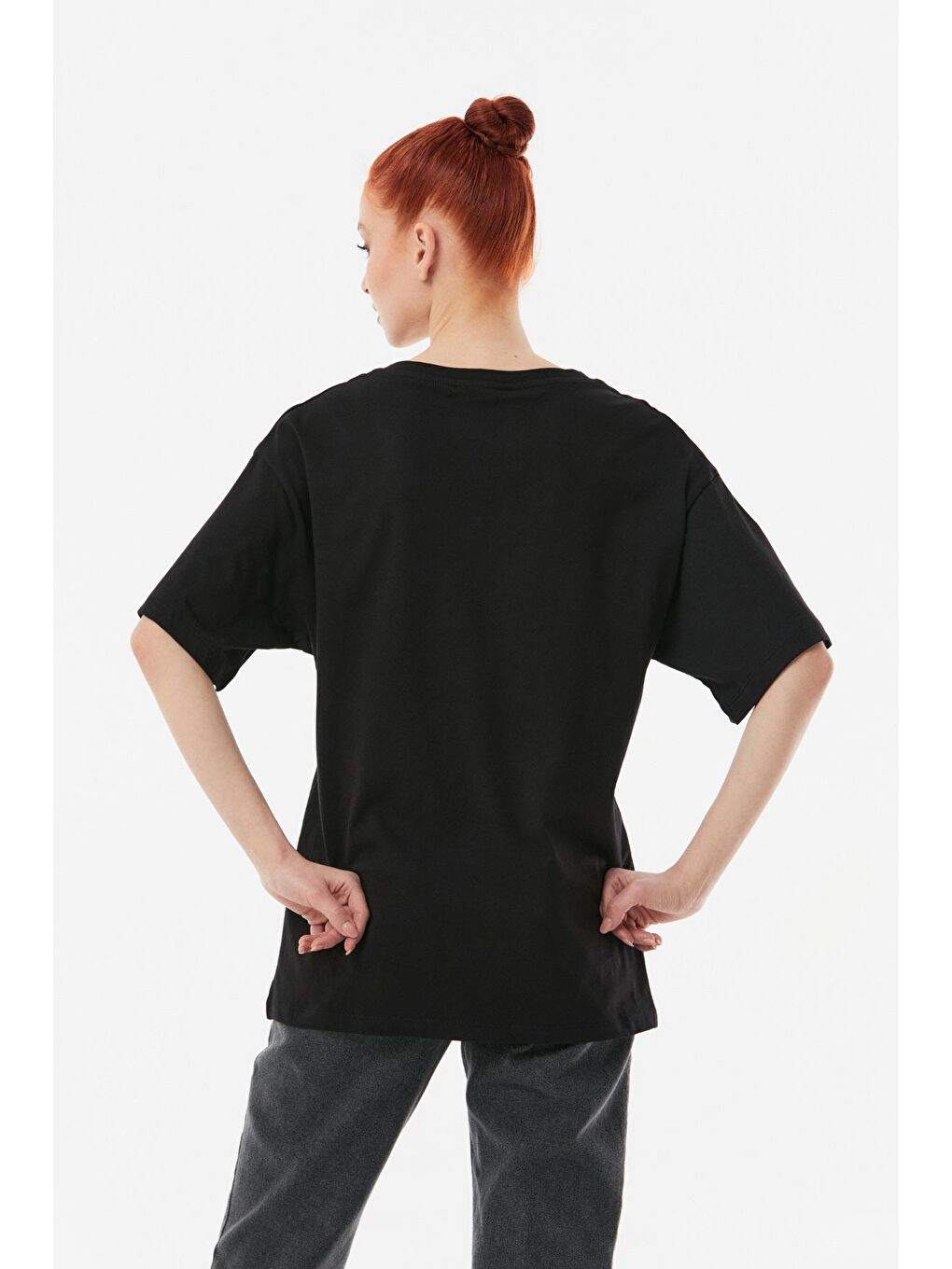 Siyah Baskılı V Yaka Salaş Tişört-3