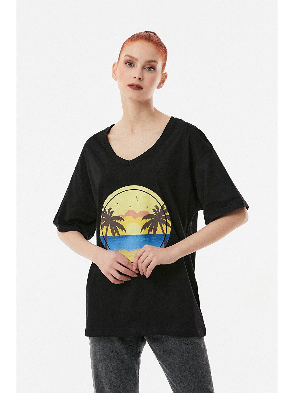 Siyah Baskılı V Yaka Salaş Tişört-4