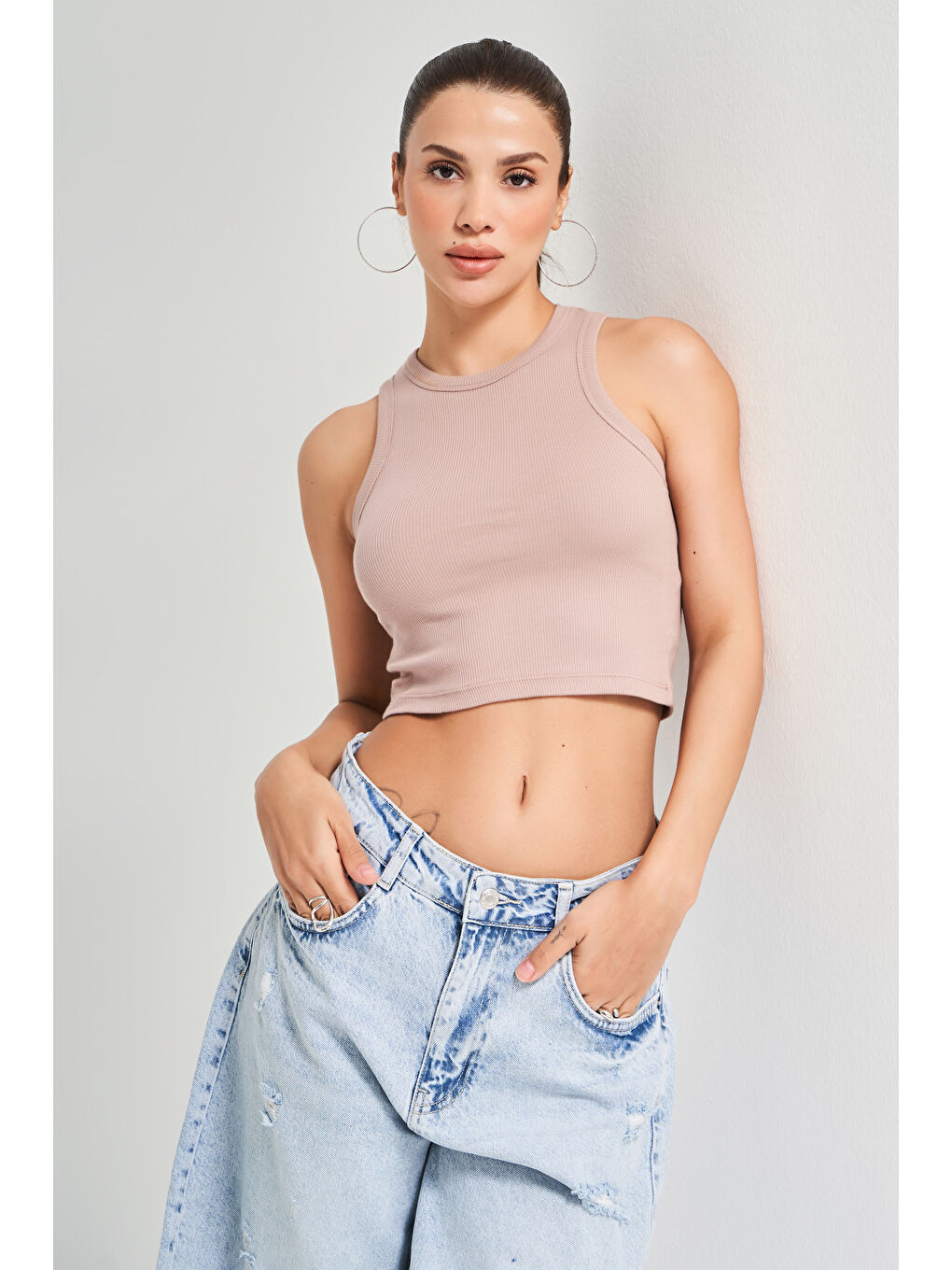 Kahverengi Kadın Vizon Renk Halter Yaka İnce Fitil Kaşkorse Crop Top