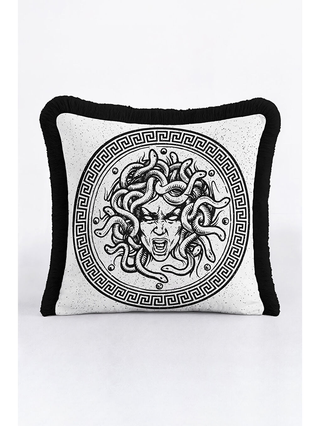 Karışık Mitolojik Medusa Figürlü Saçaklı Yastık Kılıfı - Yunan Esintili Klasik Siyah Püsküllü Kırlent Kılıfı