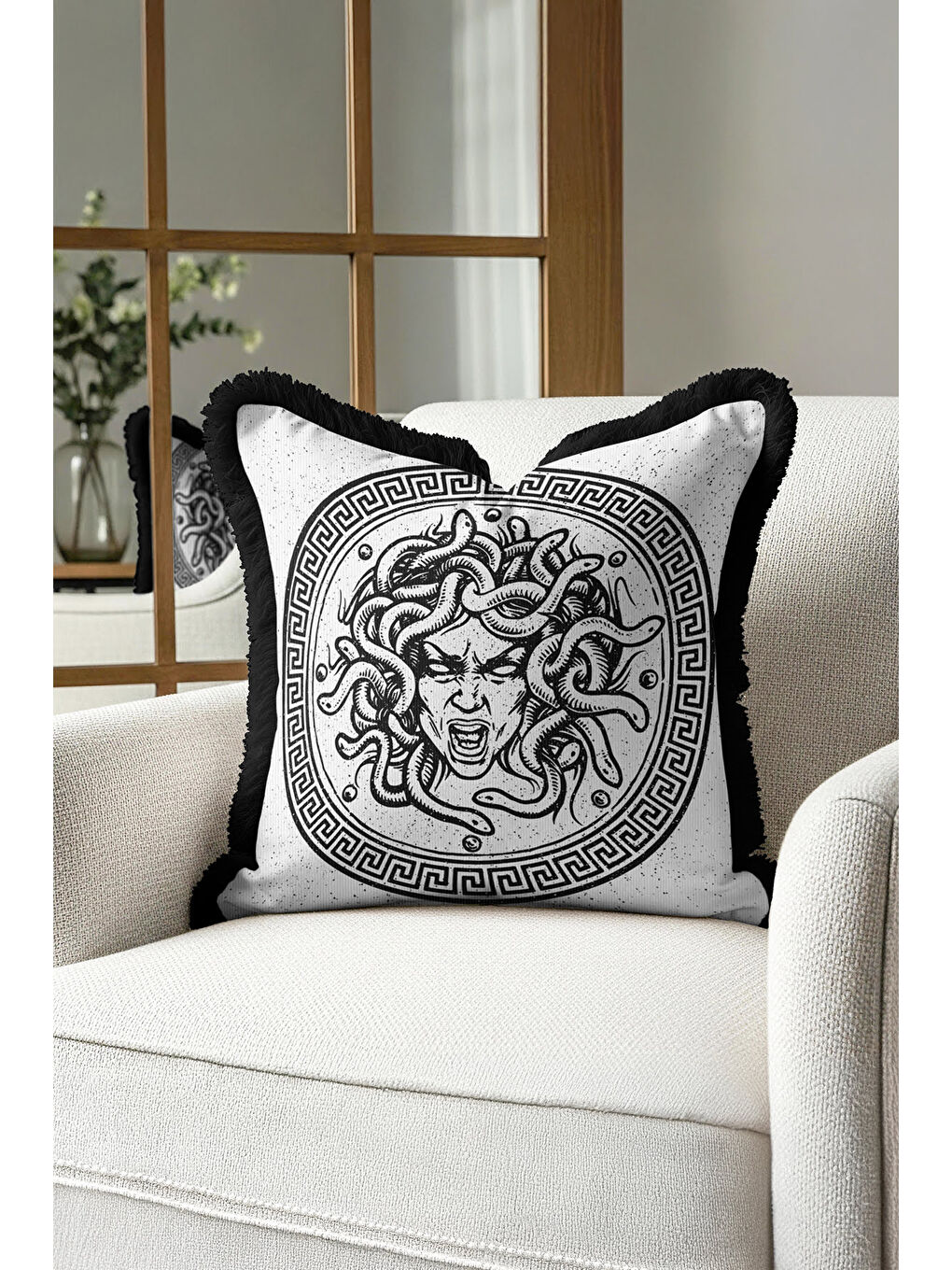 Karışık Mitolojik Medusa Figürlü Saçaklı Yastık Kılıfı - Yunan Esintili Klasik Siyah Püsküllü Kırlent Kılıfı-1