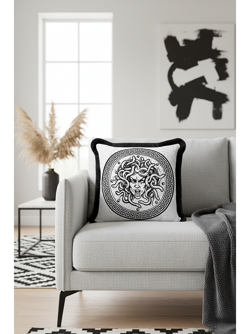 Karışık Mitolojik Medusa Figürlü Saçaklı Yastık Kılıfı - Yunan Esintili Klasik Siyah Püsküllü Kırlent Kılıfı-4