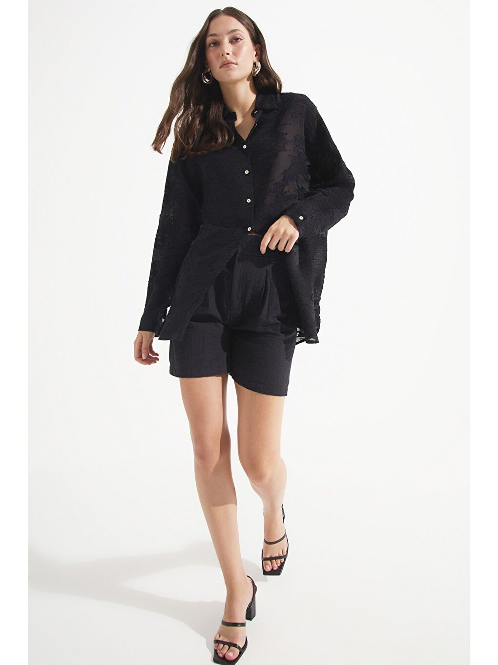 Siyah Kadın Exclusive Oversize/Bol Kesim Viskoz Karışımlı Kendinden Desenli Gömlek-4