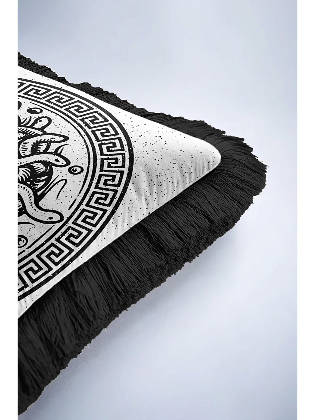 Karışık Mitolojik Medusa Figürlü Saçaklı Yastık Kılıfı - Yunan Esintili Klasik Siyah Püsküllü Kırlent Kılıfı-6