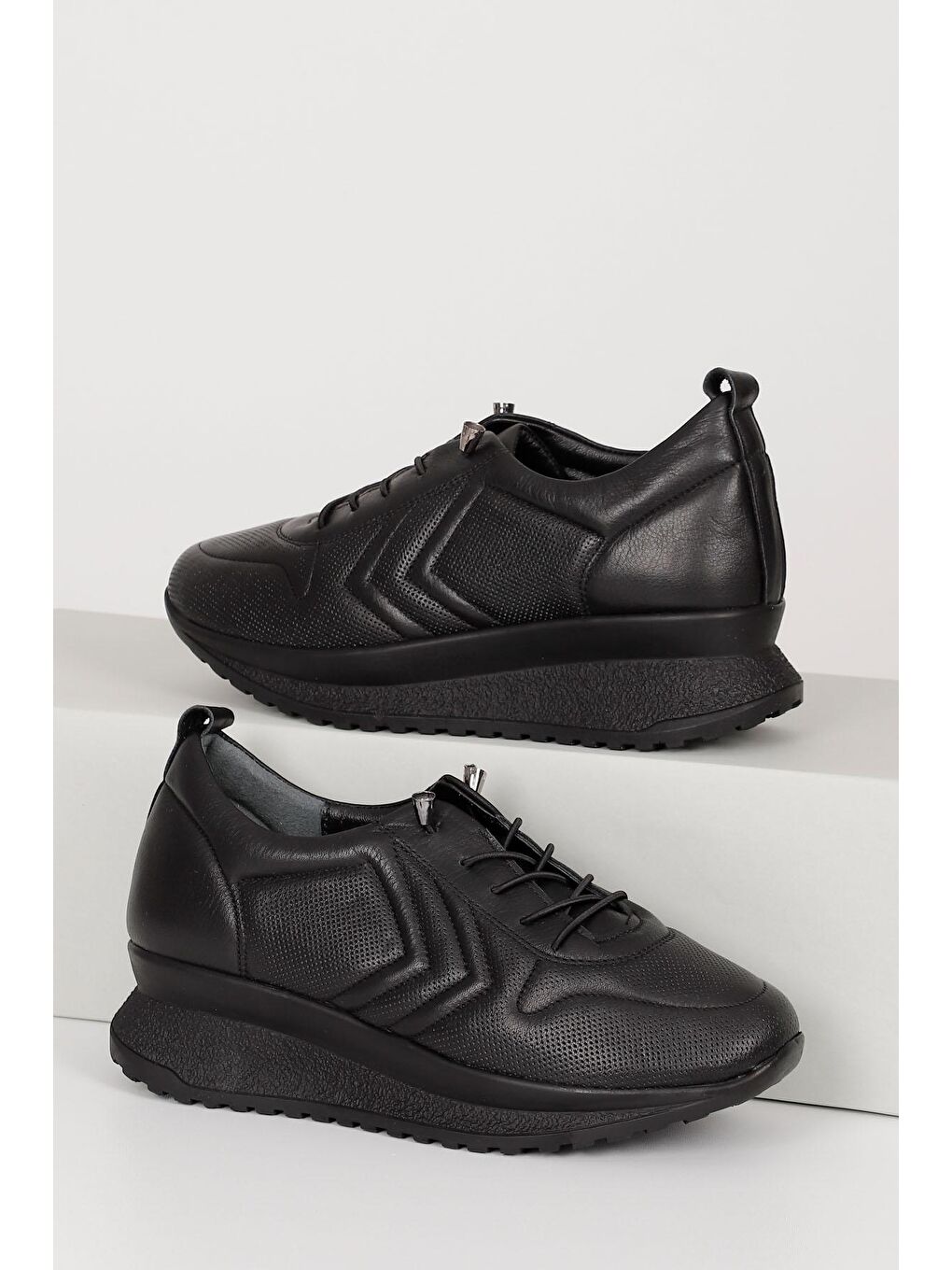 Siyah Hakiki Deri Yuvarlak Burun Dolgu Taban Bağcıklı  Kadın Sneaker 45088