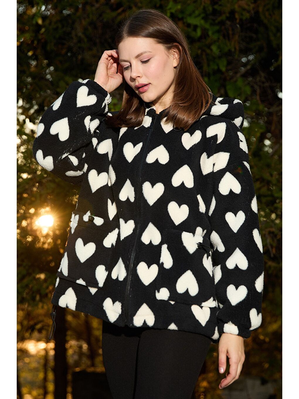 Siyah Kalp Desenli Pelüş Mont-2