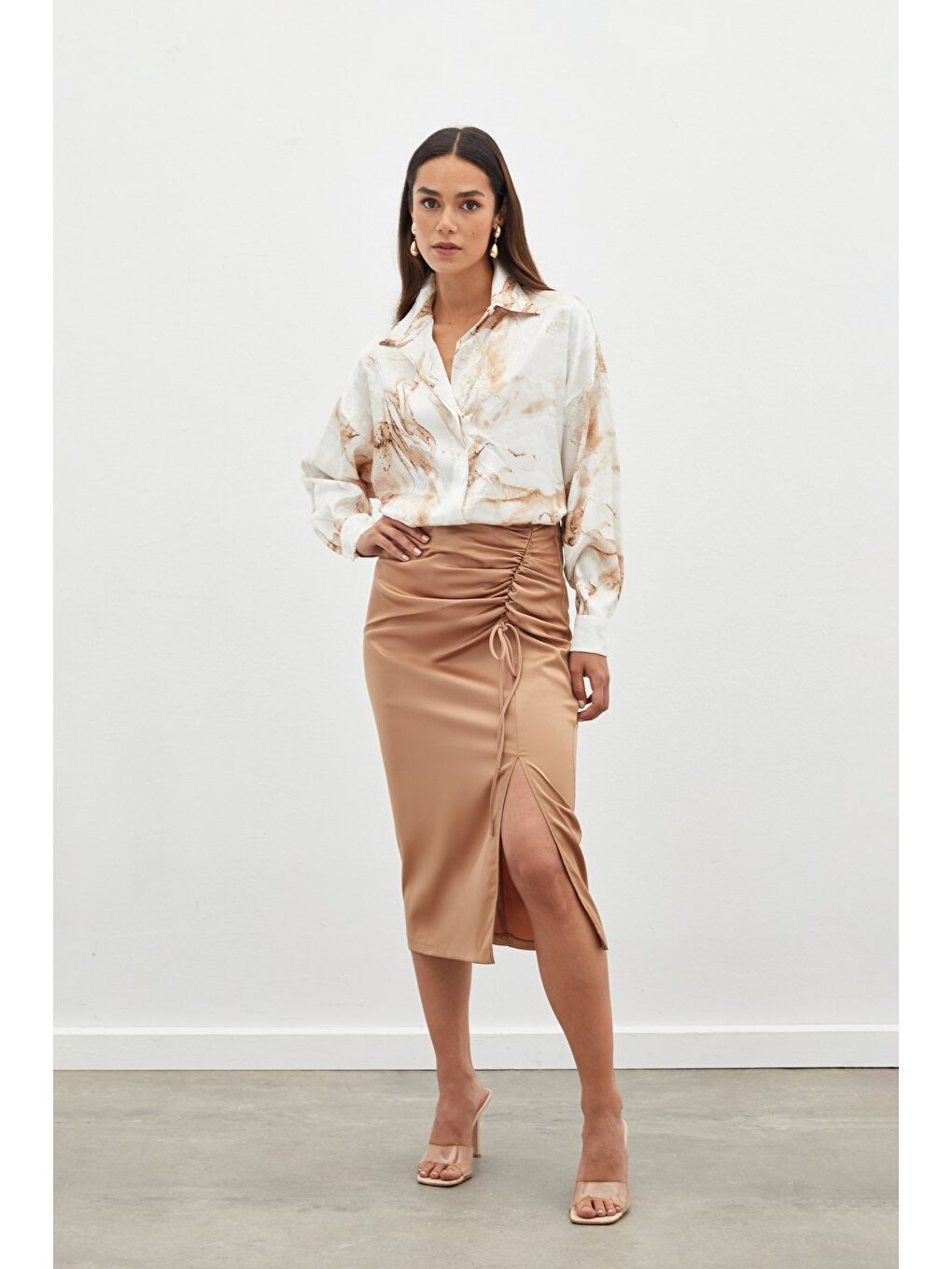 Kahverengi Büzgü Detaylı Saten Etek - Camel-1