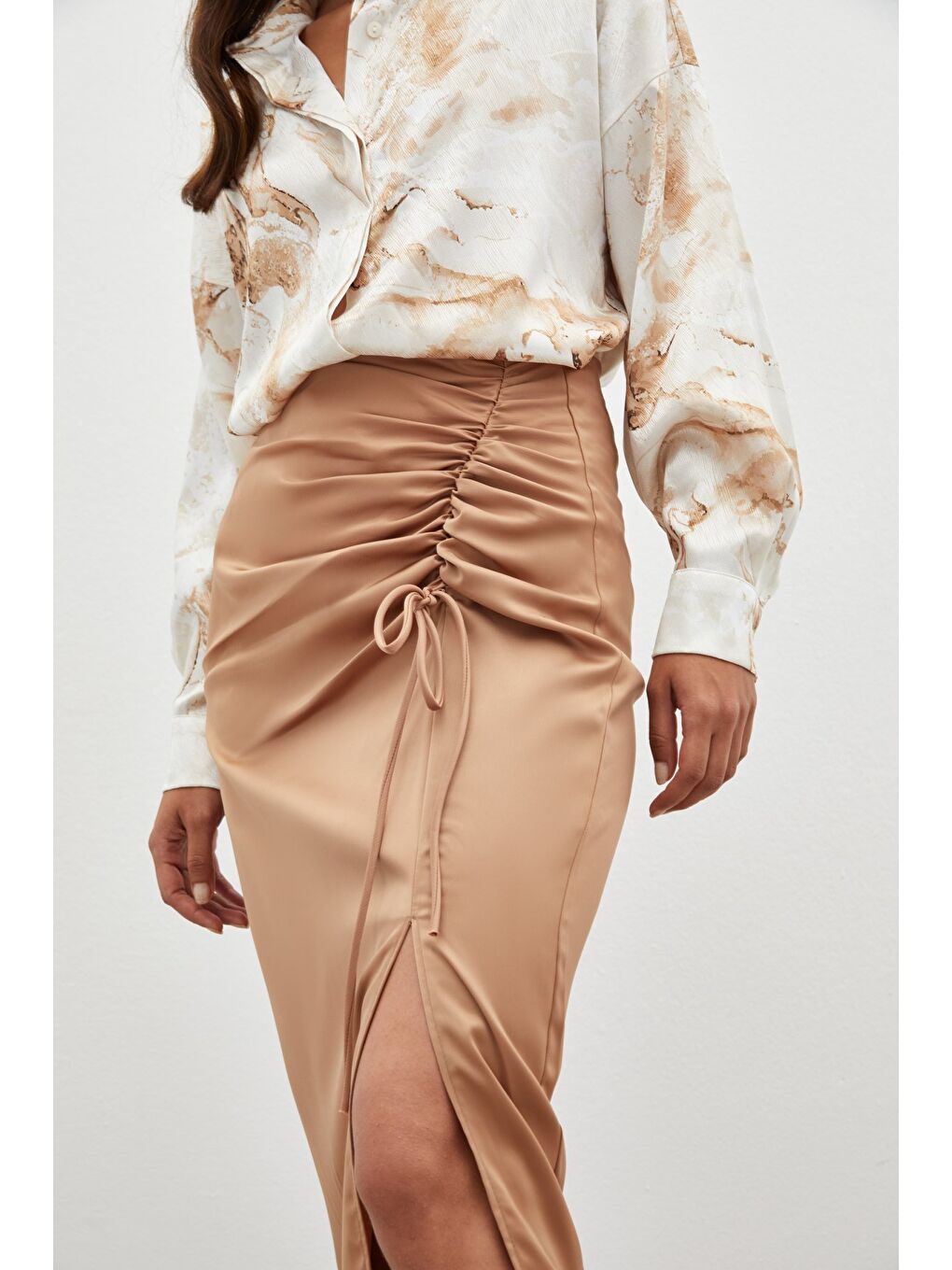 Kahverengi Büzgü Detaylı Saten Etek - Camel-4