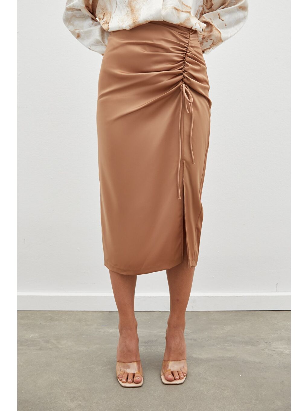 Kahverengi Büzgü Detaylı Saten Etek - Camel-5