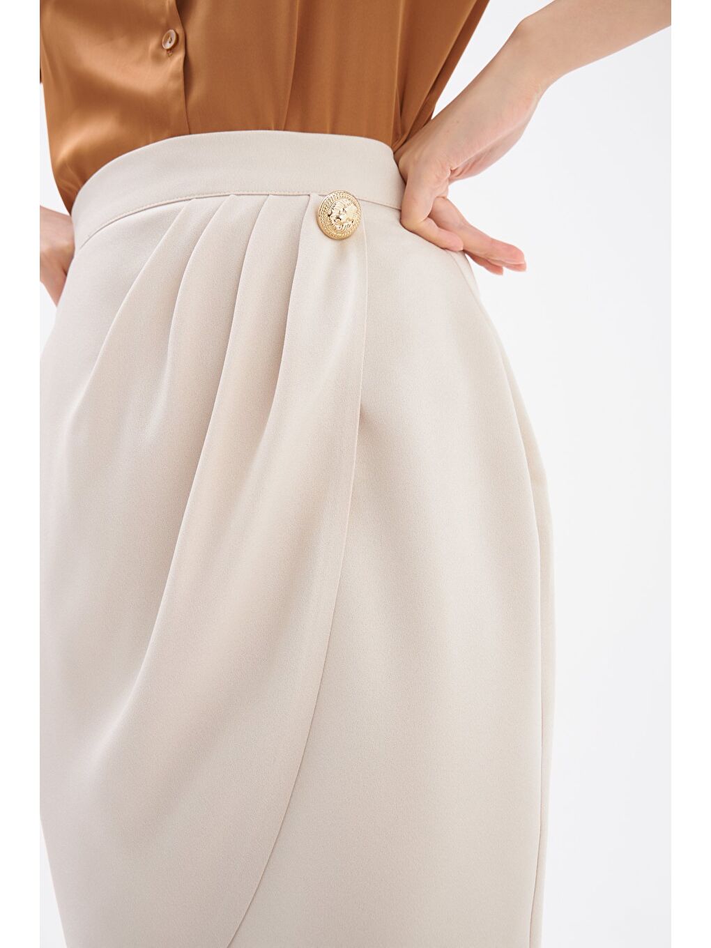 Bej Düğme Detaylı Saten Krep Etek - Taş-5