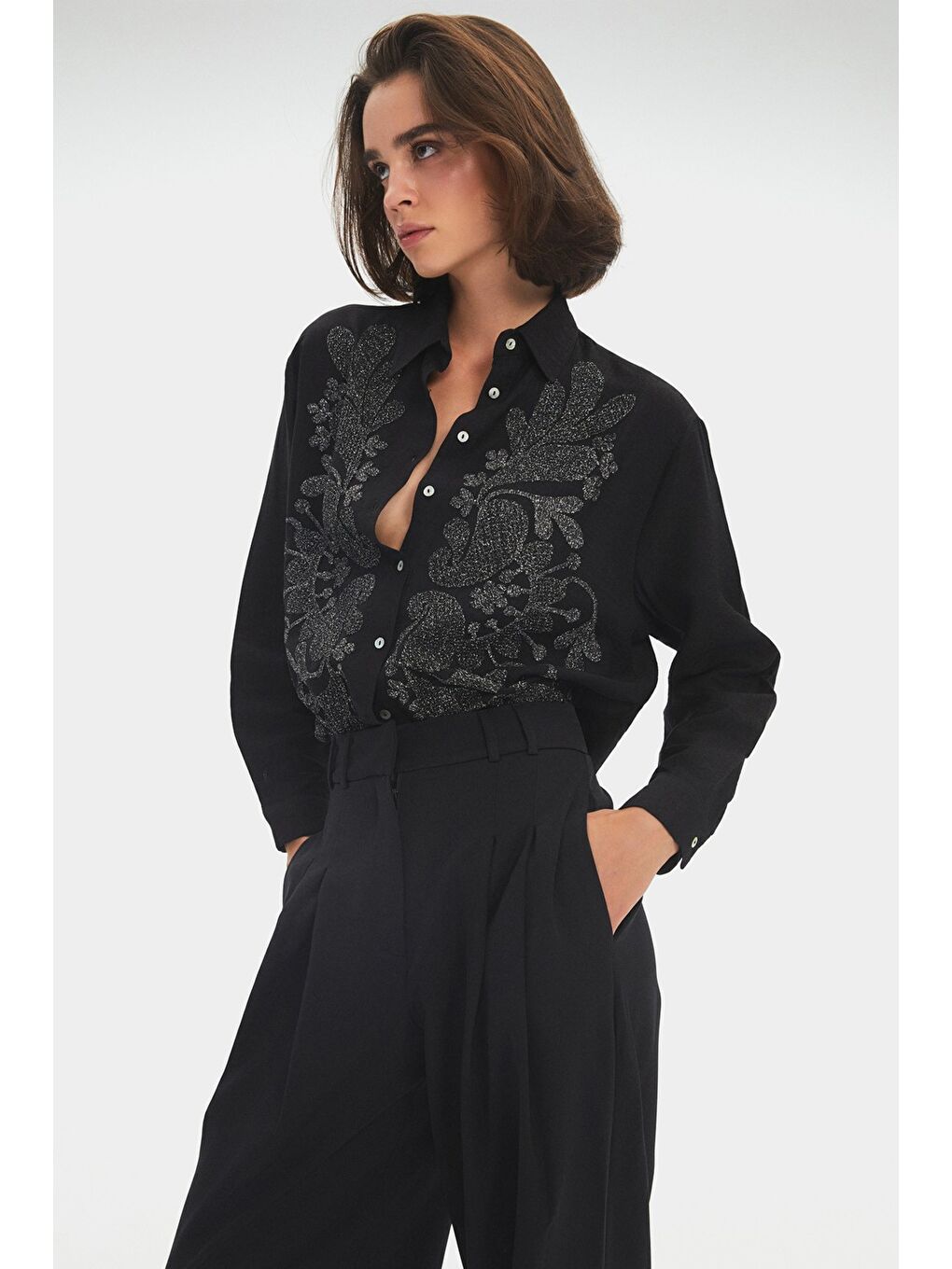 June Siyah Kadın Exclusive Oversize/Bol Kesim Keten Karışımlı Nakış Detaylı Gömlek - 3