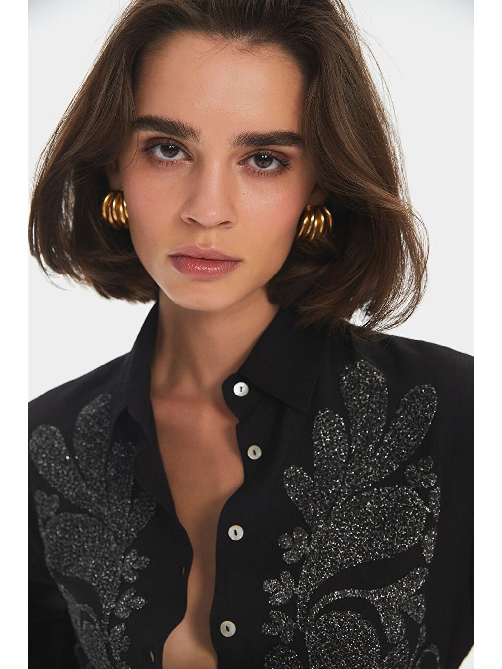 June Siyah Kadın Exclusive Oversize/Bol Kesim Keten Karışımlı Nakış Detaylı Gömlek - 4