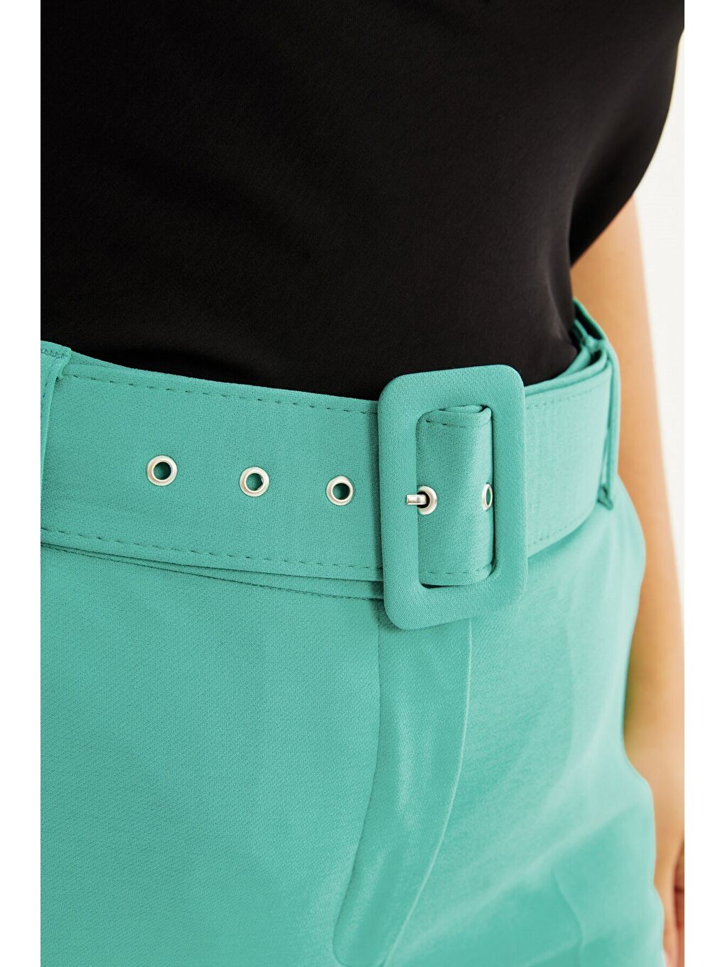 Yeşil Cep Detaylı Kemerli Klasik Pantolon-4