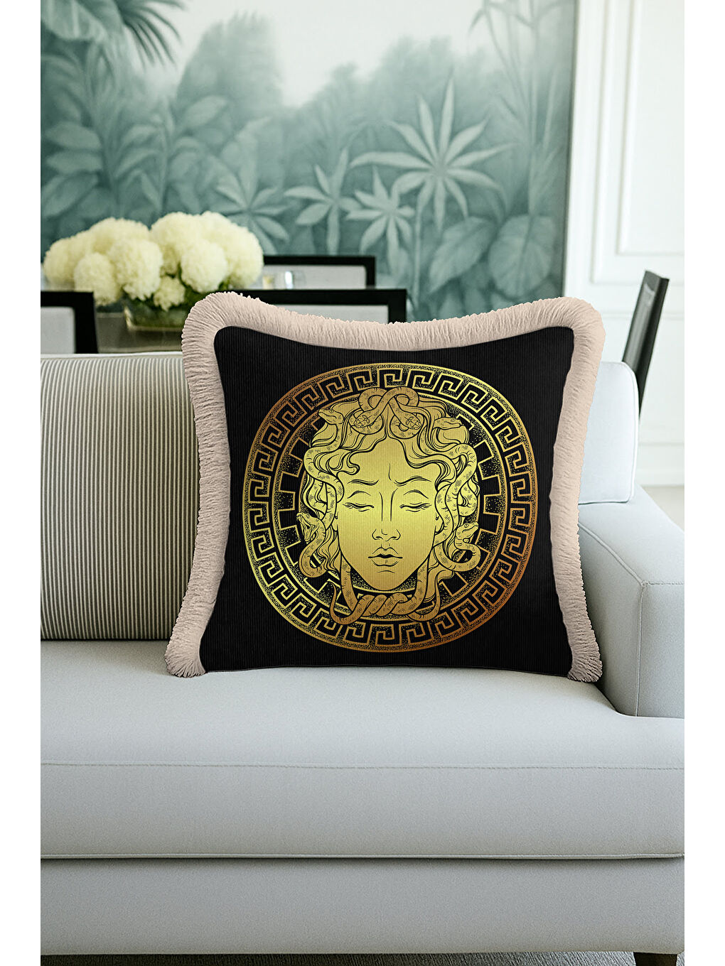 Karışık Mitolojik Medusa Motifli Saçaklı Yastık Kılıfı - Klasik Lüks Siyah Gold Renk Püsküllü Kırlent Kılıfı