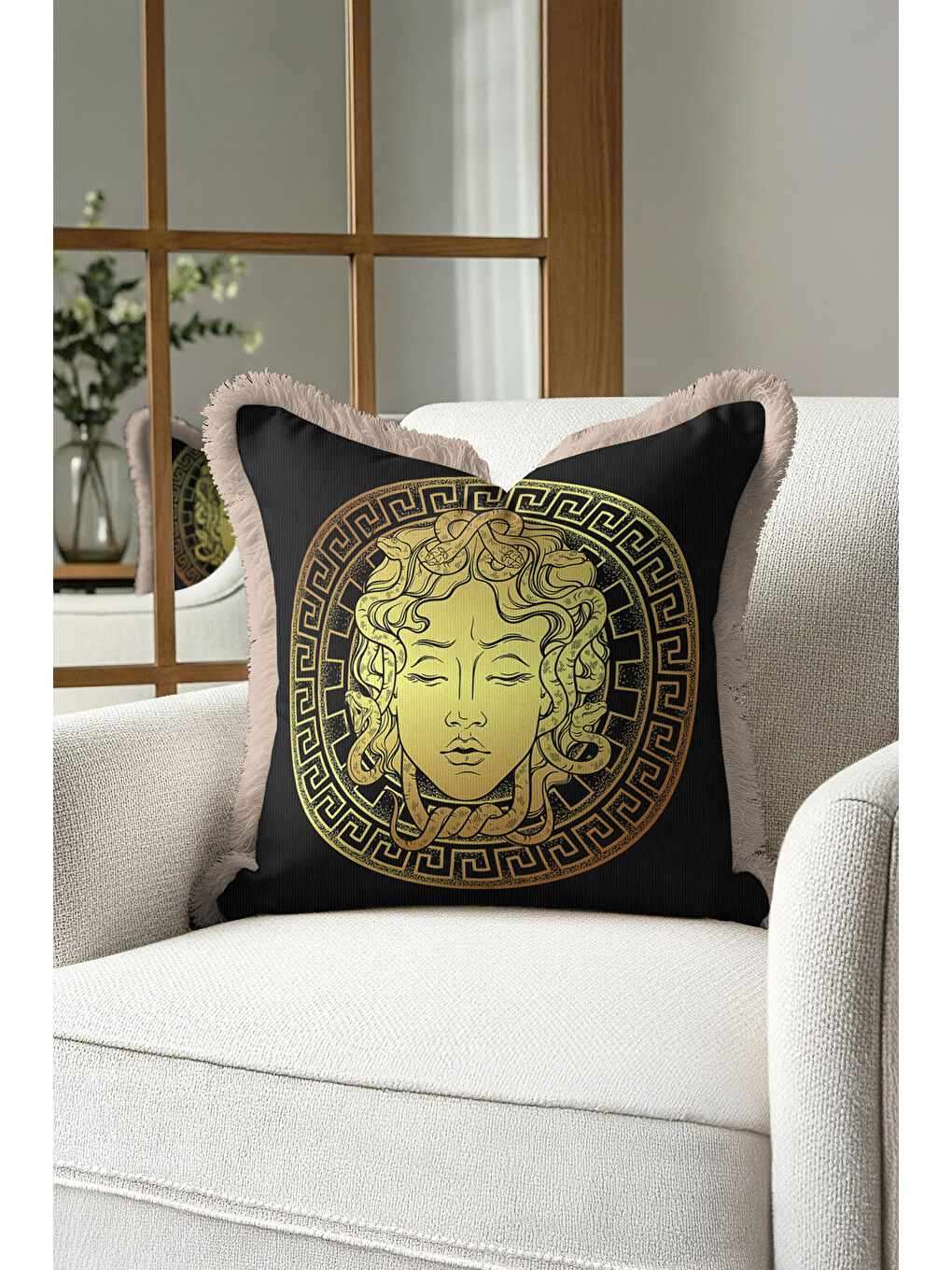 Karışık Mitolojik Medusa Motifli Saçaklı Yastık Kılıfı - Klasik Lüks Siyah Gold Renk Püsküllü Kırlent Kılıfı-4