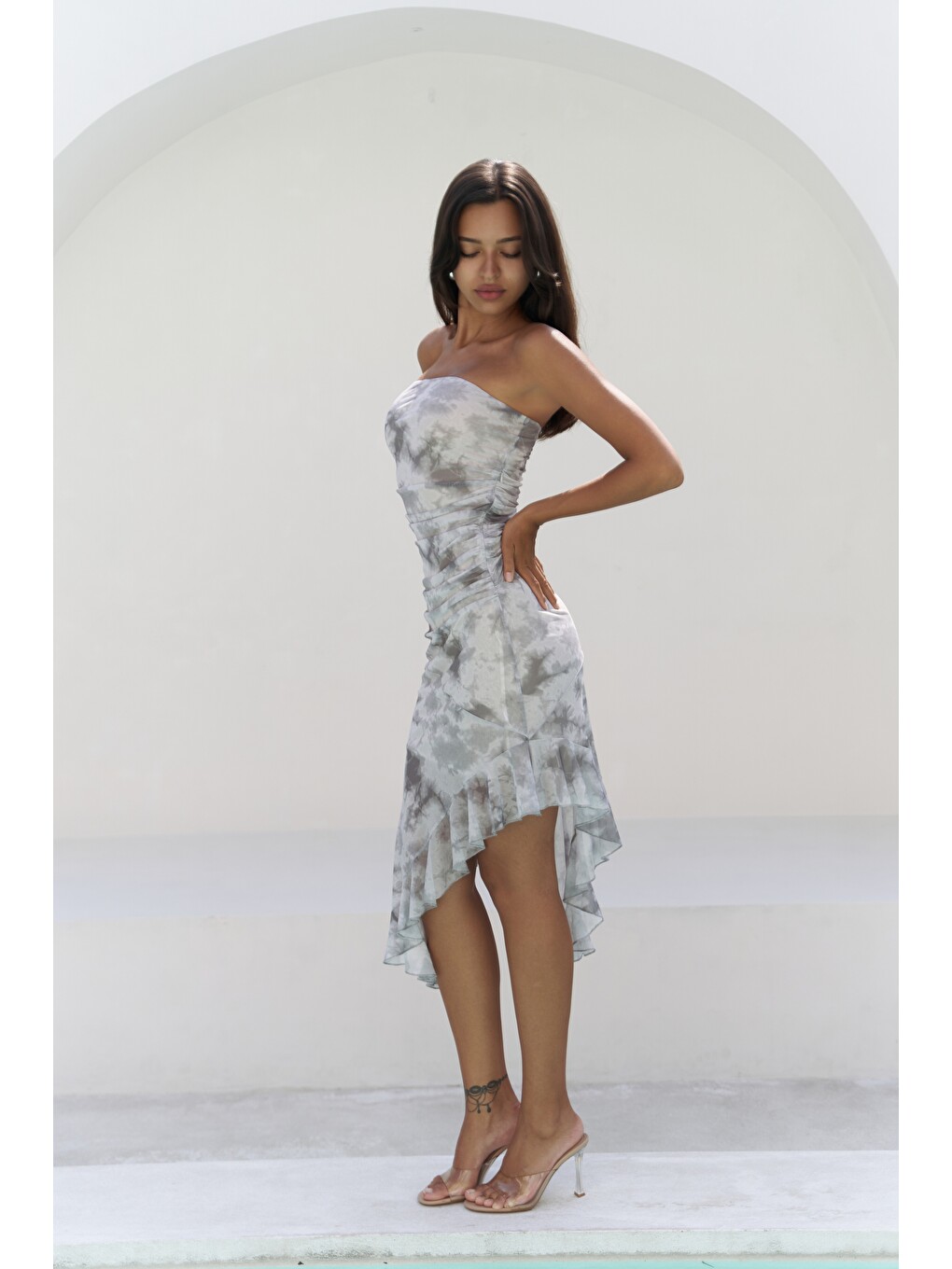 Stracnaha Drape Detaylı Gri Straplez Elbise-3